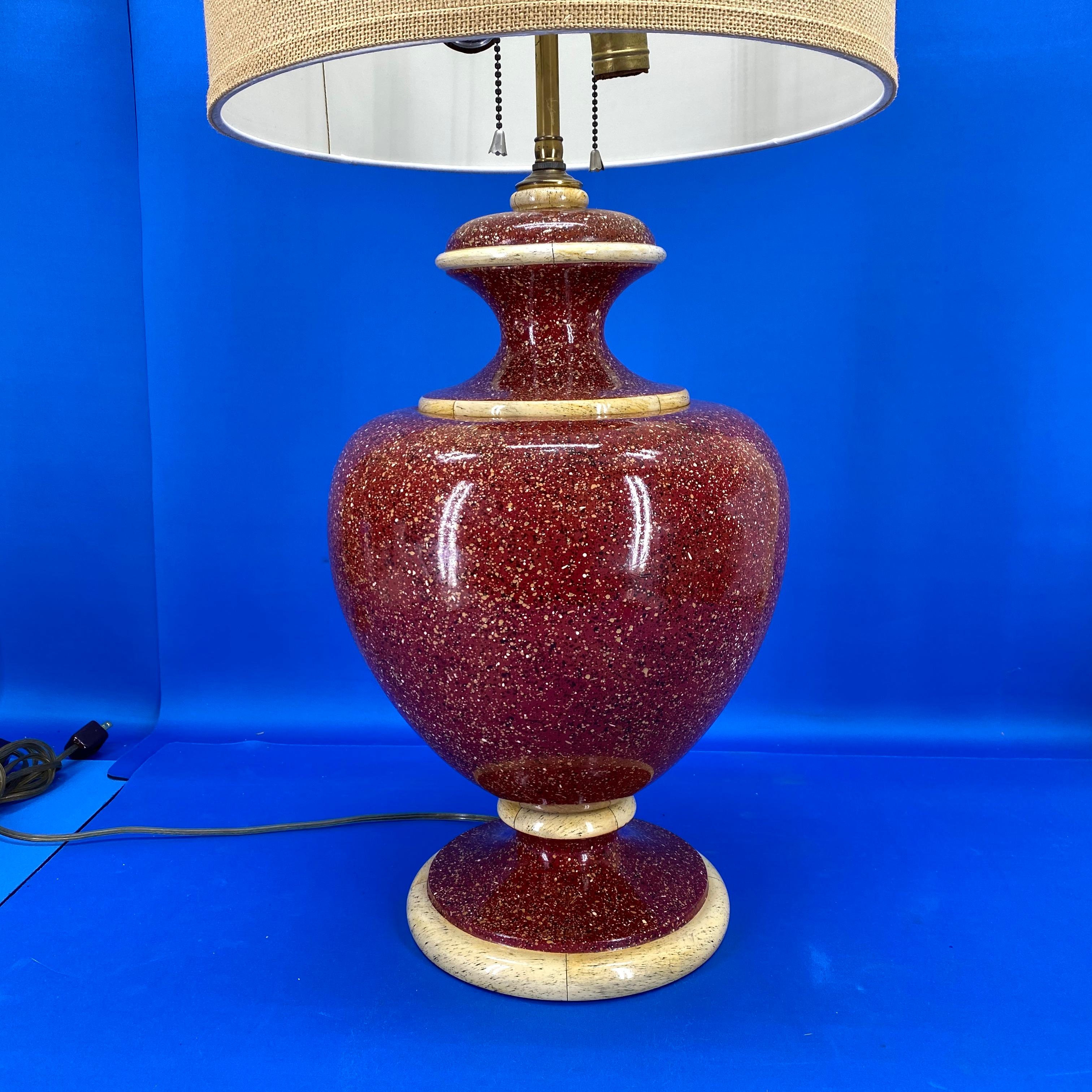 American Mid-Century Modern Red Faux Marble Urn-Shaped Table Lamp For Sale 3