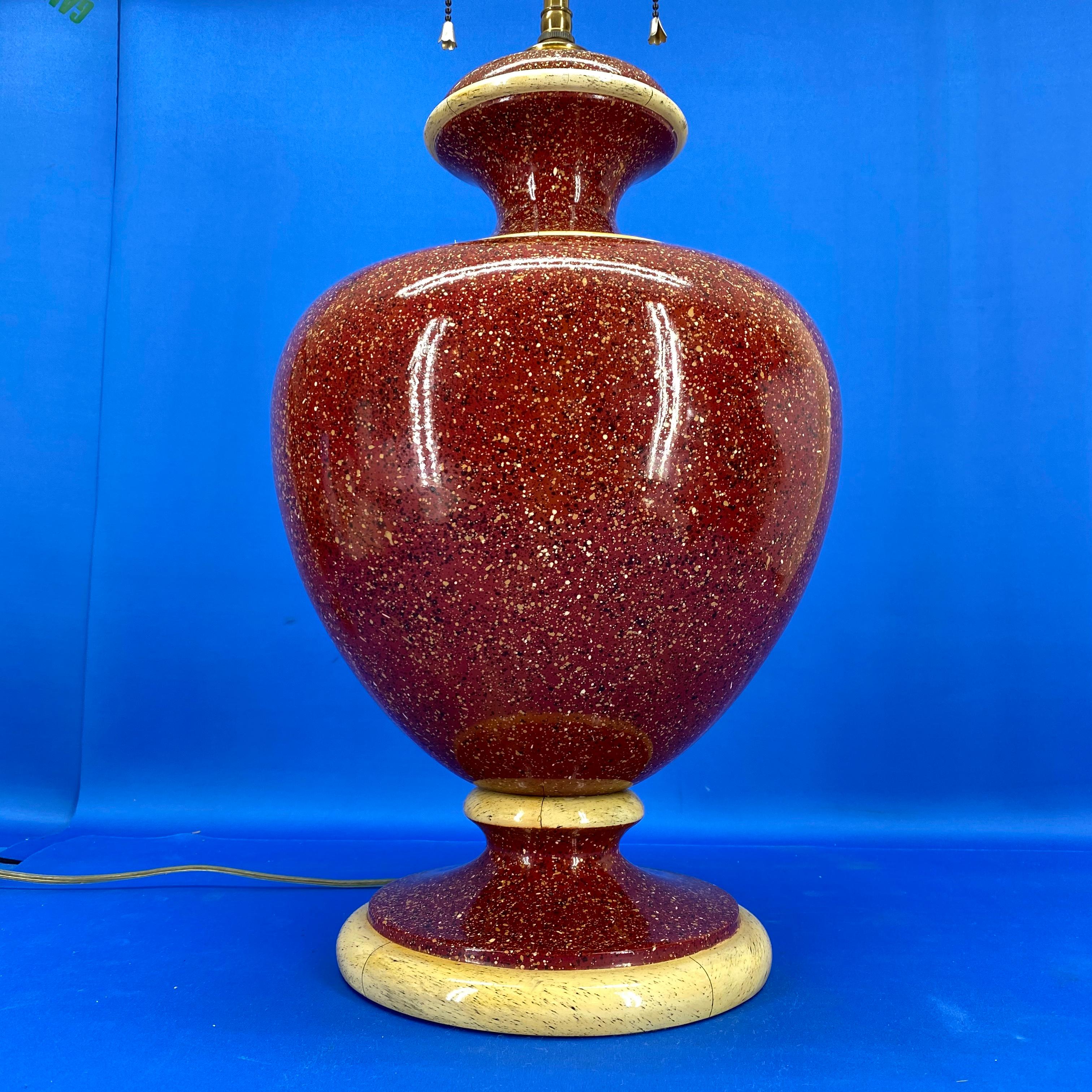 American Mid-Century Modern Red Faux Marble Urn-Shaped Table Lamp For Sale 4