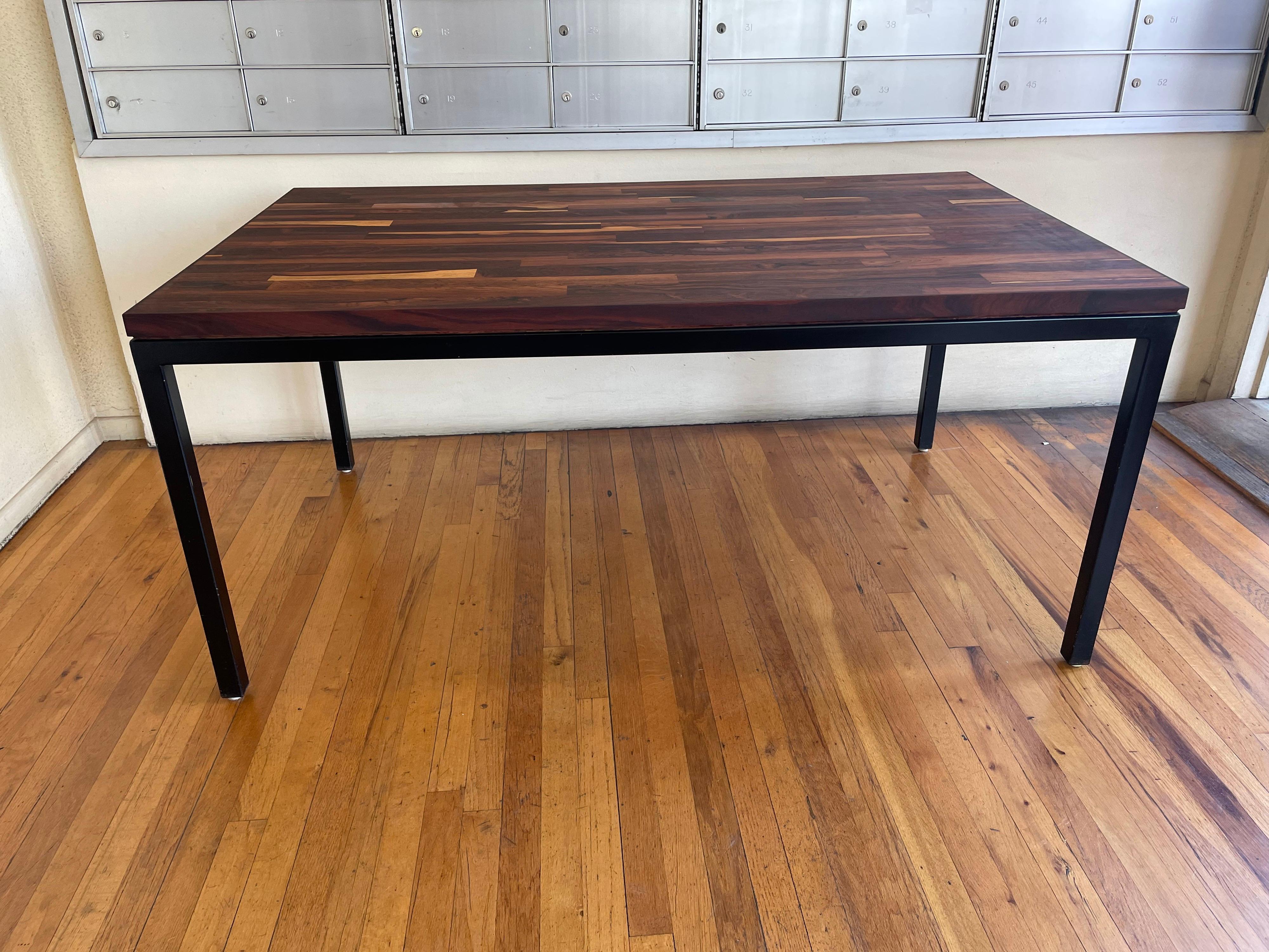 Amerikanischer Esstisch/Schreibtisch aus Rosenholz mit Metallrahmen, Mid-Century Modern im Zustand „Gut“ im Angebot in San Diego, CA