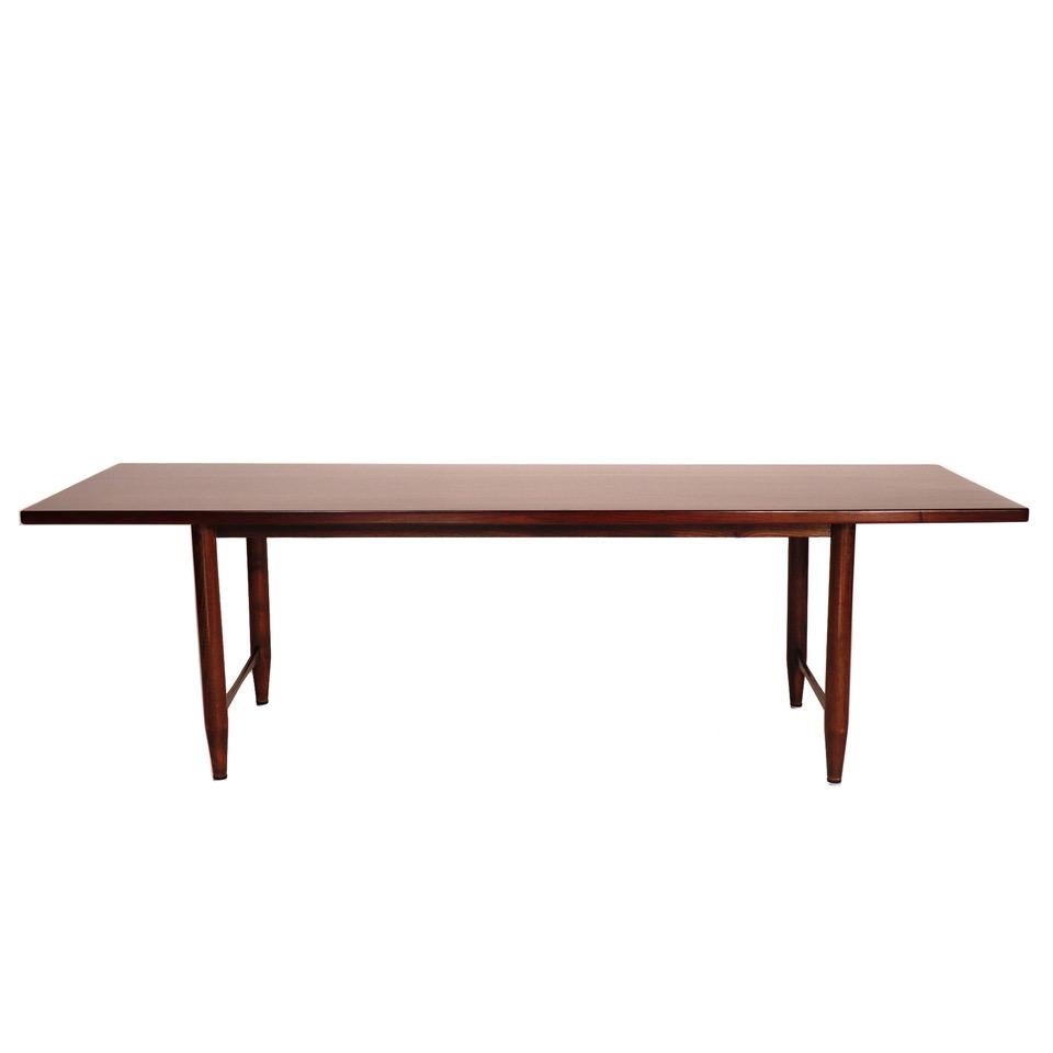 Mid-Century Modern American rectangular rosewood veneer cocktail table with the top surface veneer made of two matchbook pieces with hardwood frame. Simple under-carriage of oak with four tapered spindle legs joined in pairs by flared cross