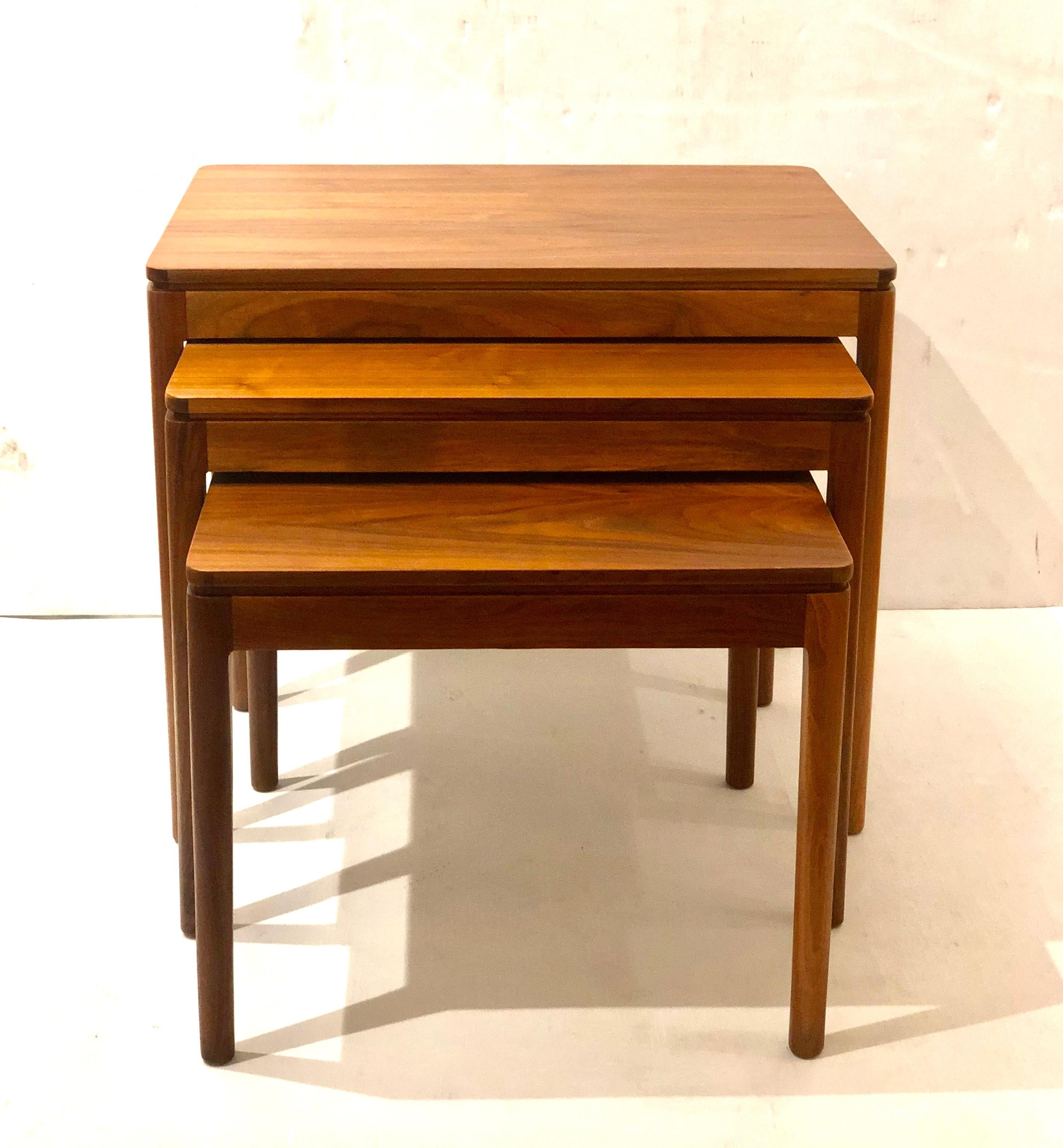 American Mid-Century Modern Set of 3 Walnut Nesting Tables by Drexel (Moderne der Mitte des Jahrhunderts)