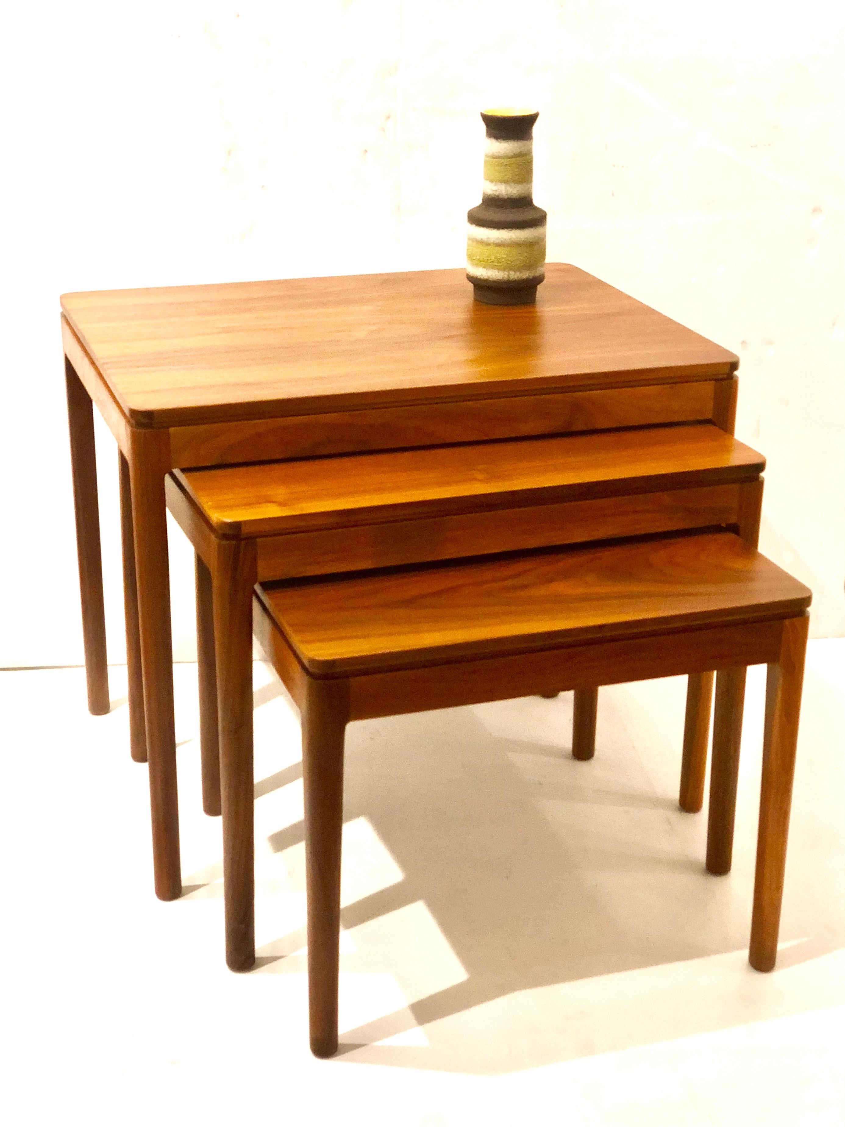 20th Century American Mid-Century Modern Set of 3 Walnut Nesting Tables by Drexel
