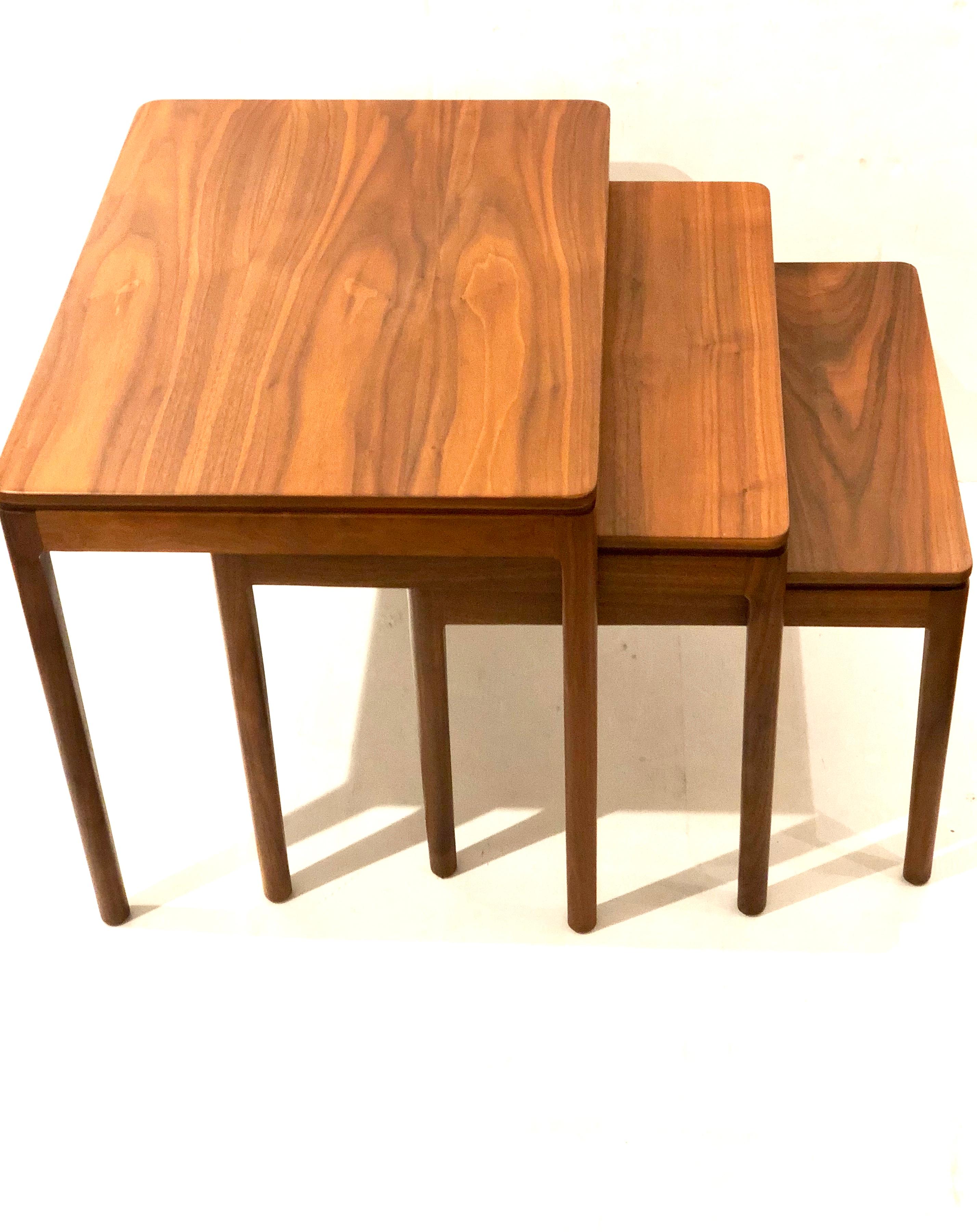 American Mid-Century Modern Set of 3 Walnut Nesting Tables by Drexel (20. Jahrhundert)