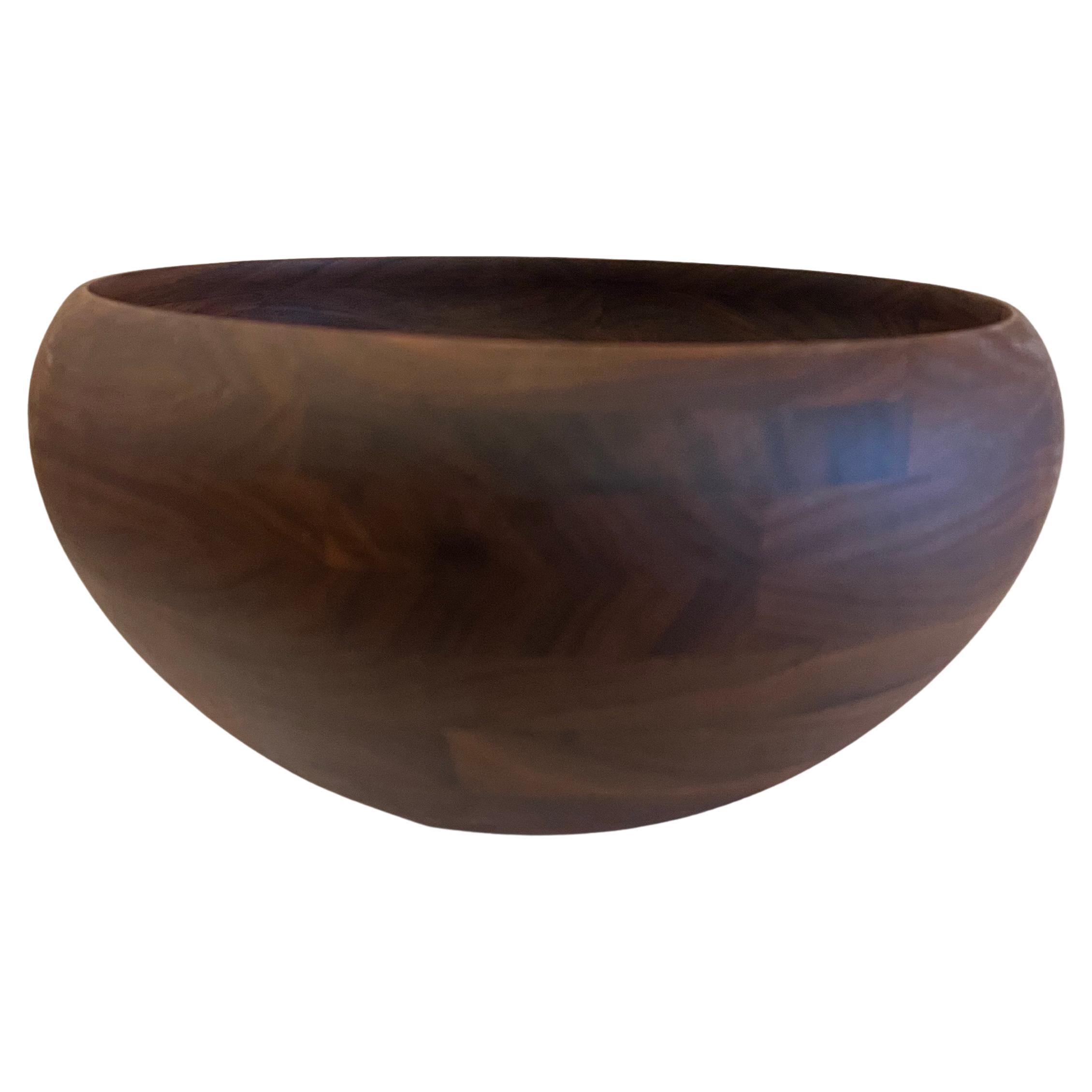 Ensaladera de madera maciza de nogal negro americana de mediados de siglo Estadounidense en venta