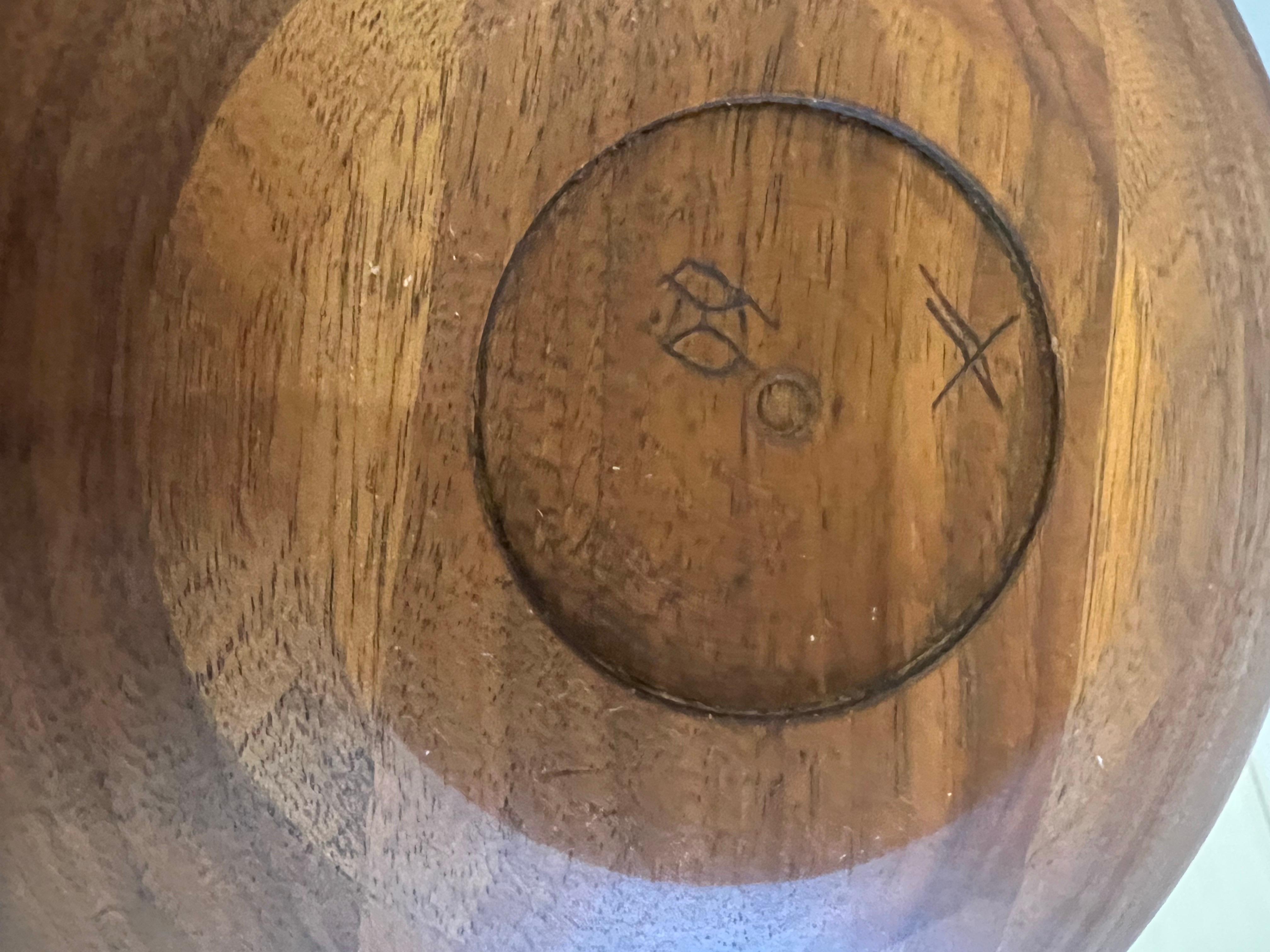 Ensaladera de madera maciza de nogal negro americana de mediados de siglo en Excelente estado para la venta en San Diego, CA