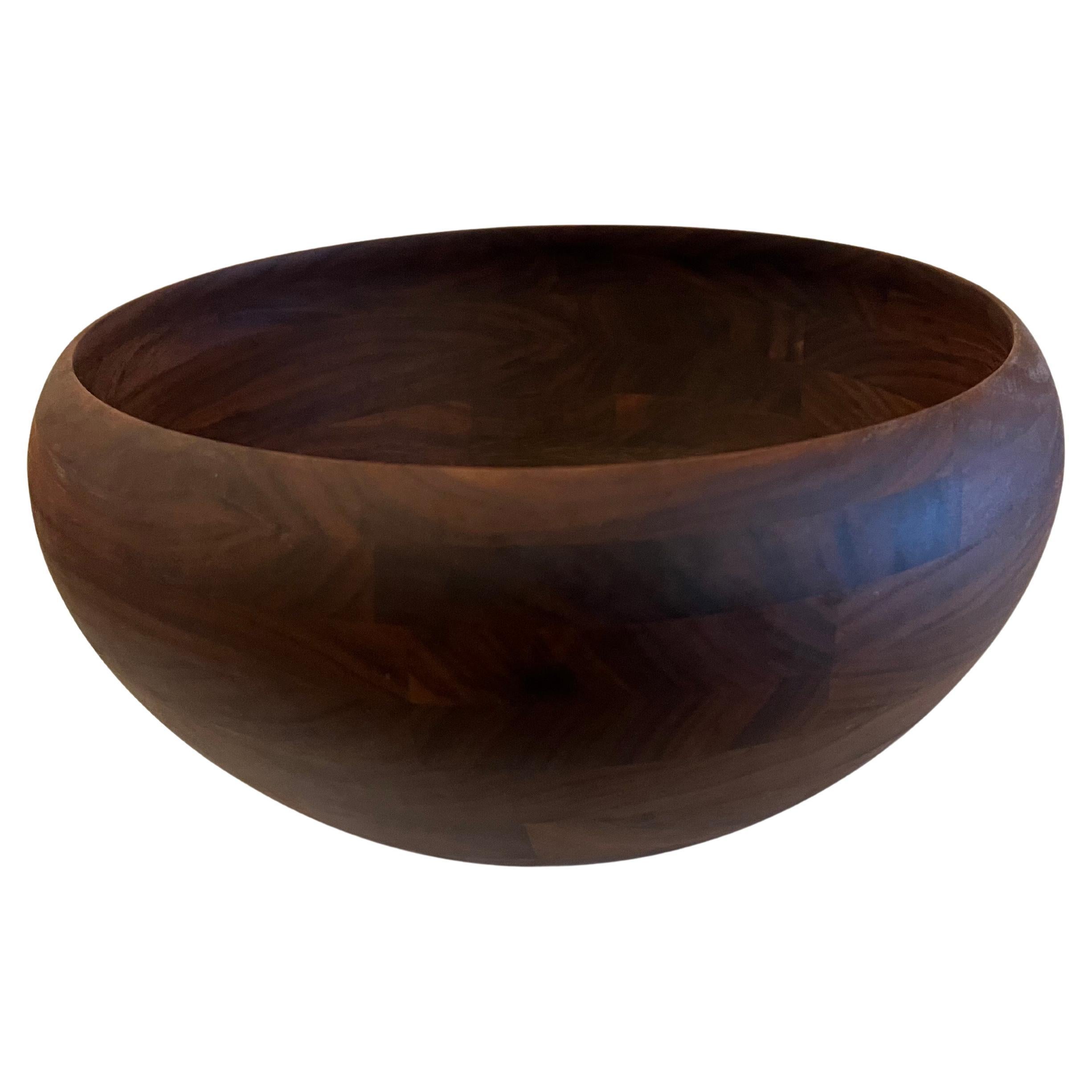 Ensaladera de madera maciza de nogal negro americana de mediados de siglo en venta