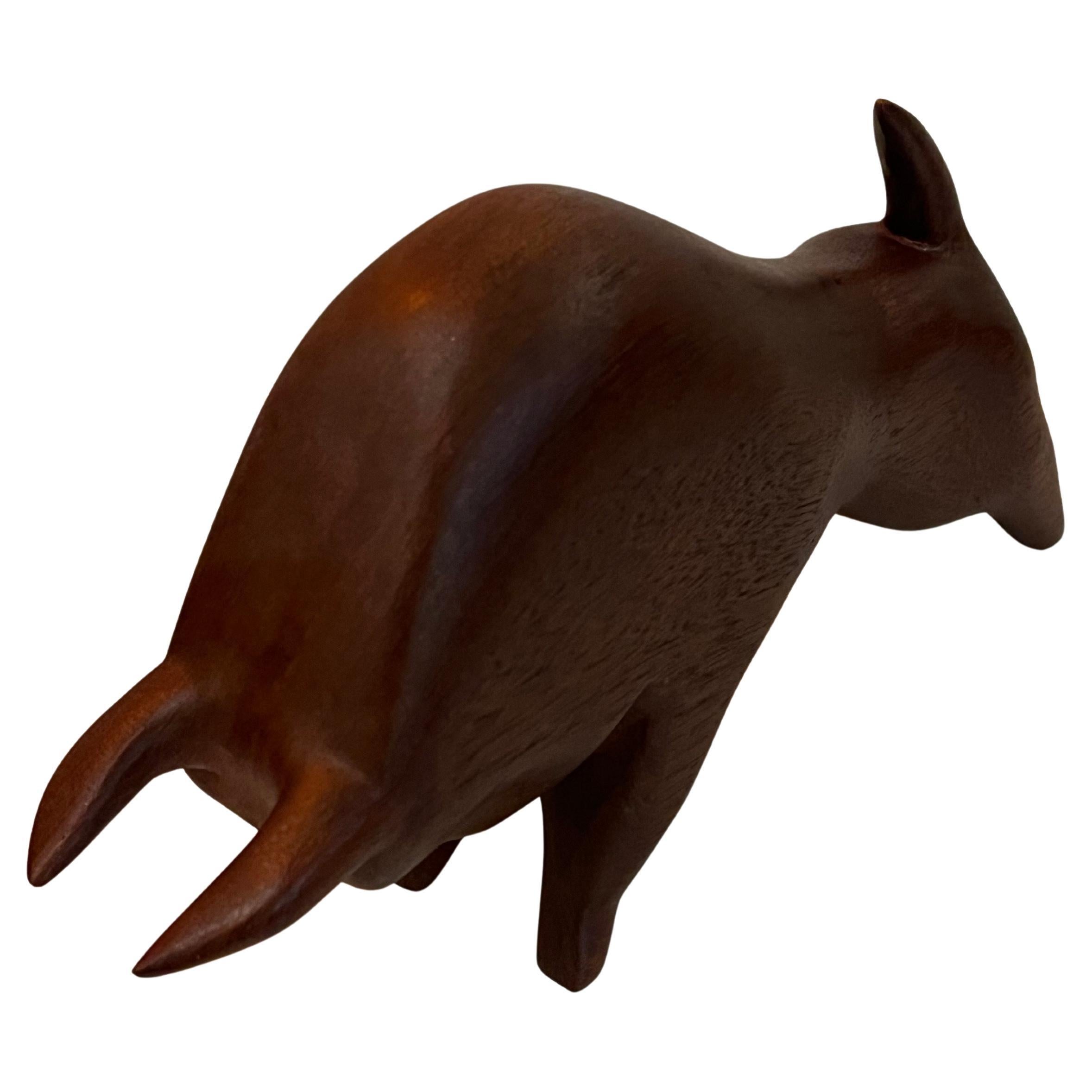 Preciosa escultura de toro de caoba maciza de la década de 1960 pieza bien hecha , en un diseño de mediados de siglo líneas simples elegante y único.