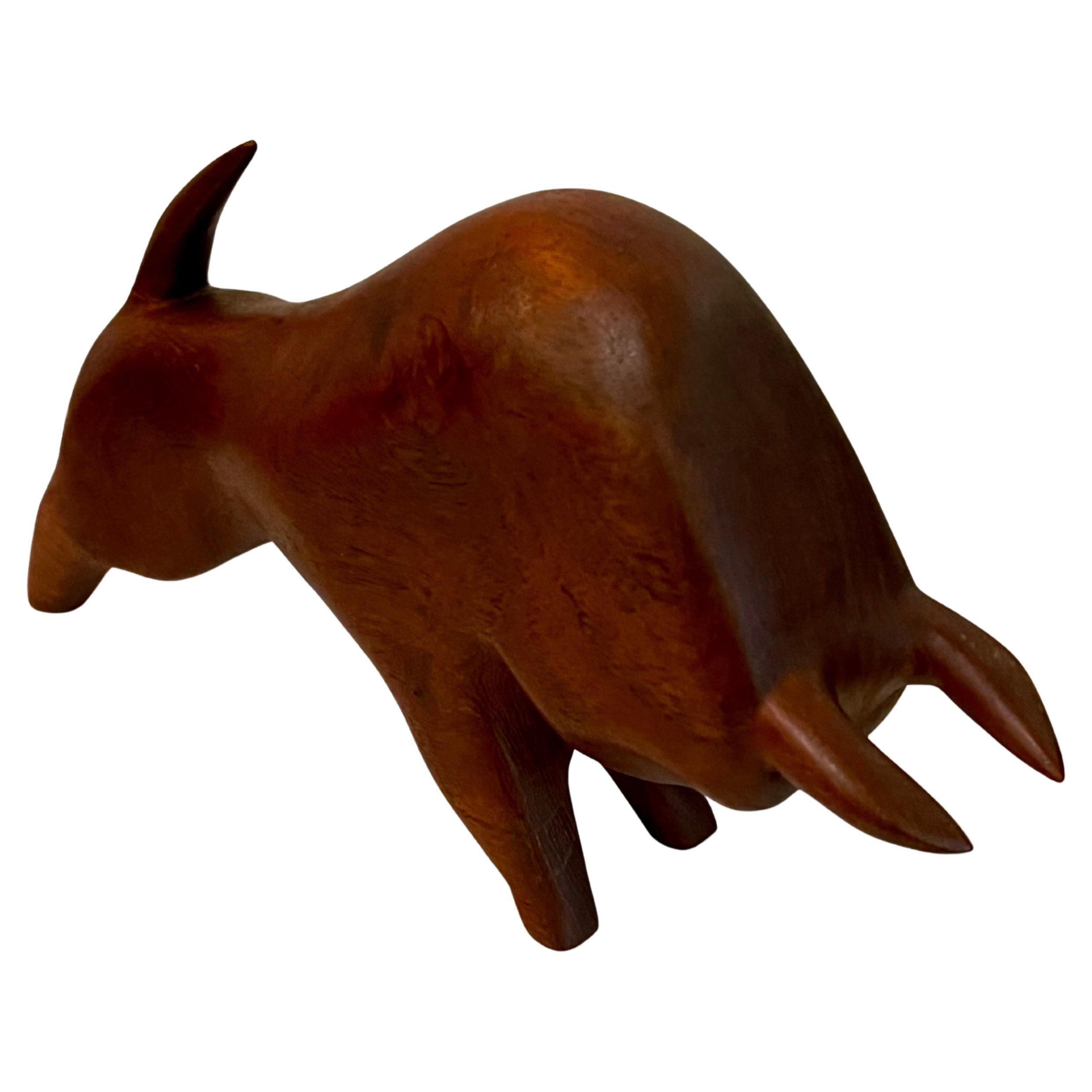 Escultura de Toro de Caoba Maciza Americana Moderna de Mediados de Siglo Madera Tallada siglo XX en venta