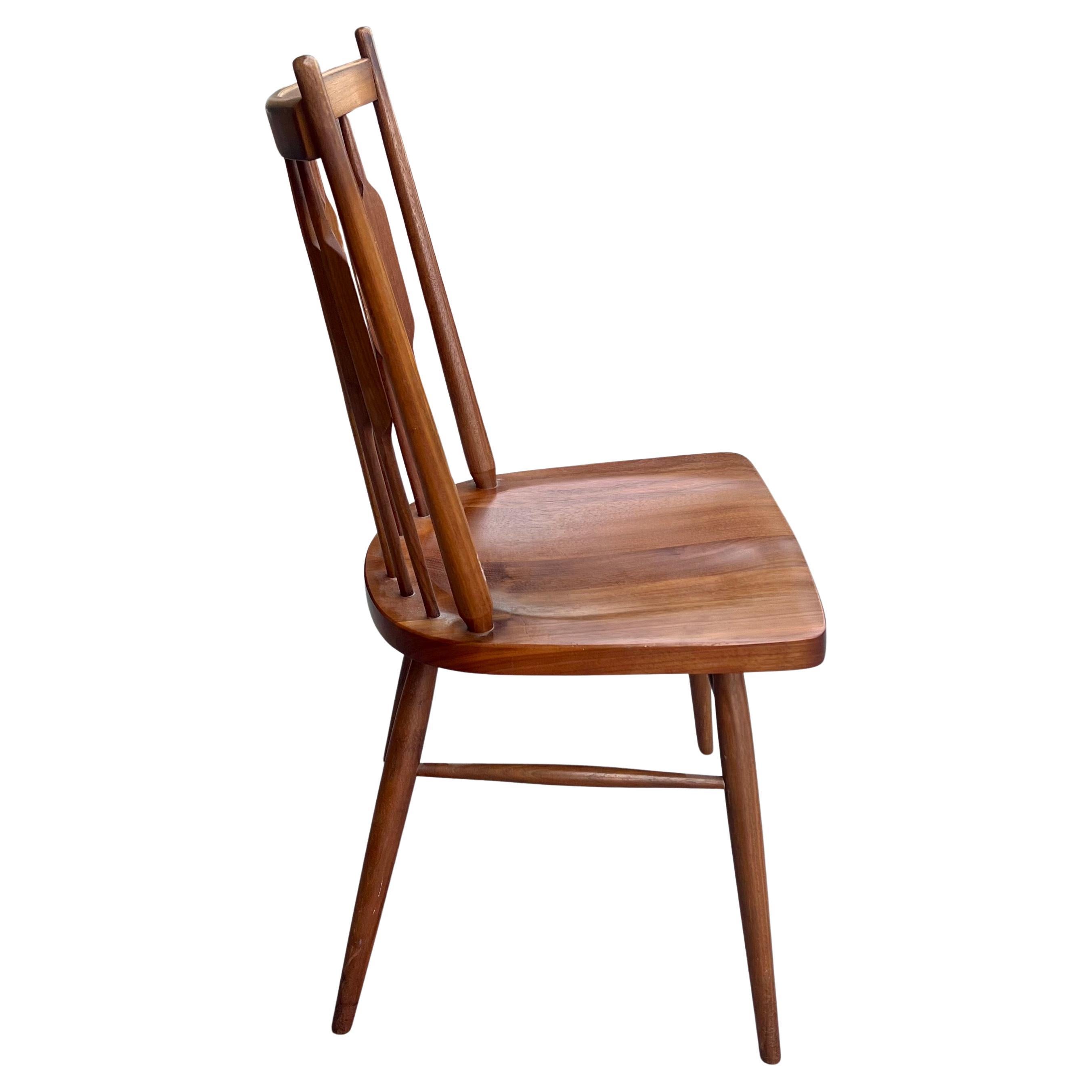 Dies ist eine schöne und seltene Stuhl Mitte des Jahrhunderts klassisches Design, in massivem Nussbaum großen Zustand einfach elegant von Drexel Teil der Erklärung Linenice skulpturale zurück solide und robust. schöne ursprüngliche Oberfläche und