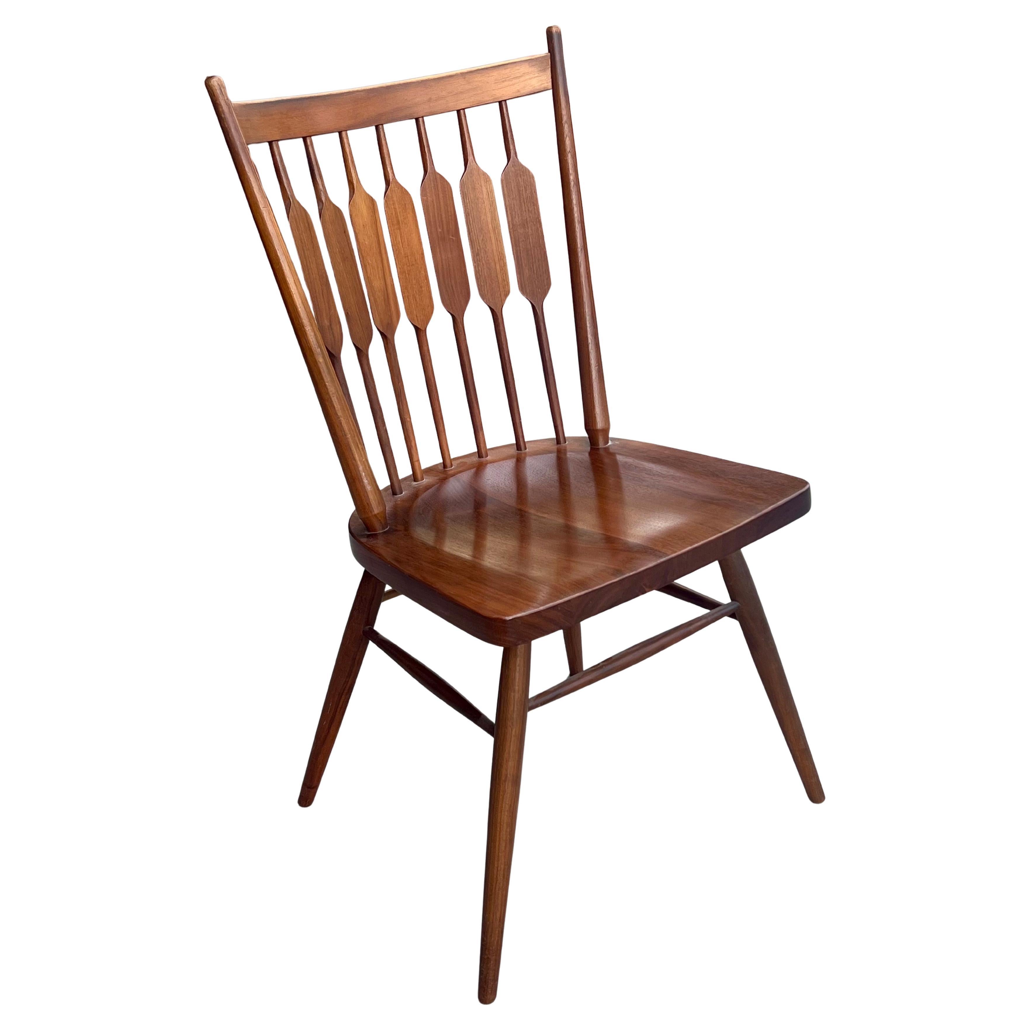 Moderner amerikanischer Stuhl aus massivem Nussbaumholz der Jahrhundertmitte von Kipp Stewart für Drexel (Moderne der Mitte des Jahrhunderts) im Angebot