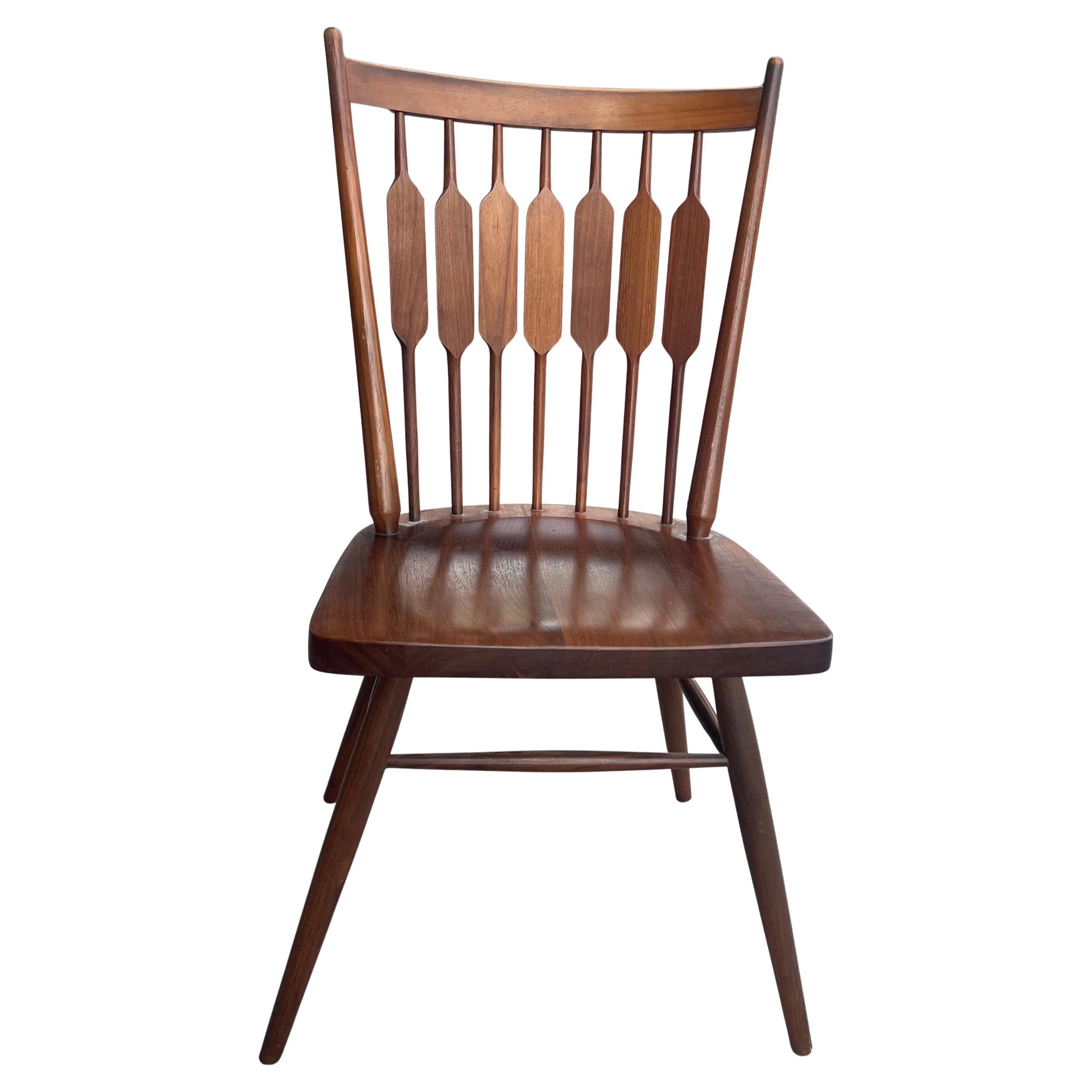 Moderner amerikanischer Stuhl aus massivem Nussbaumholz der Jahrhundertmitte von Kipp Stewart für Drexel im Zustand „Hervorragend“ im Angebot in San Diego, CA