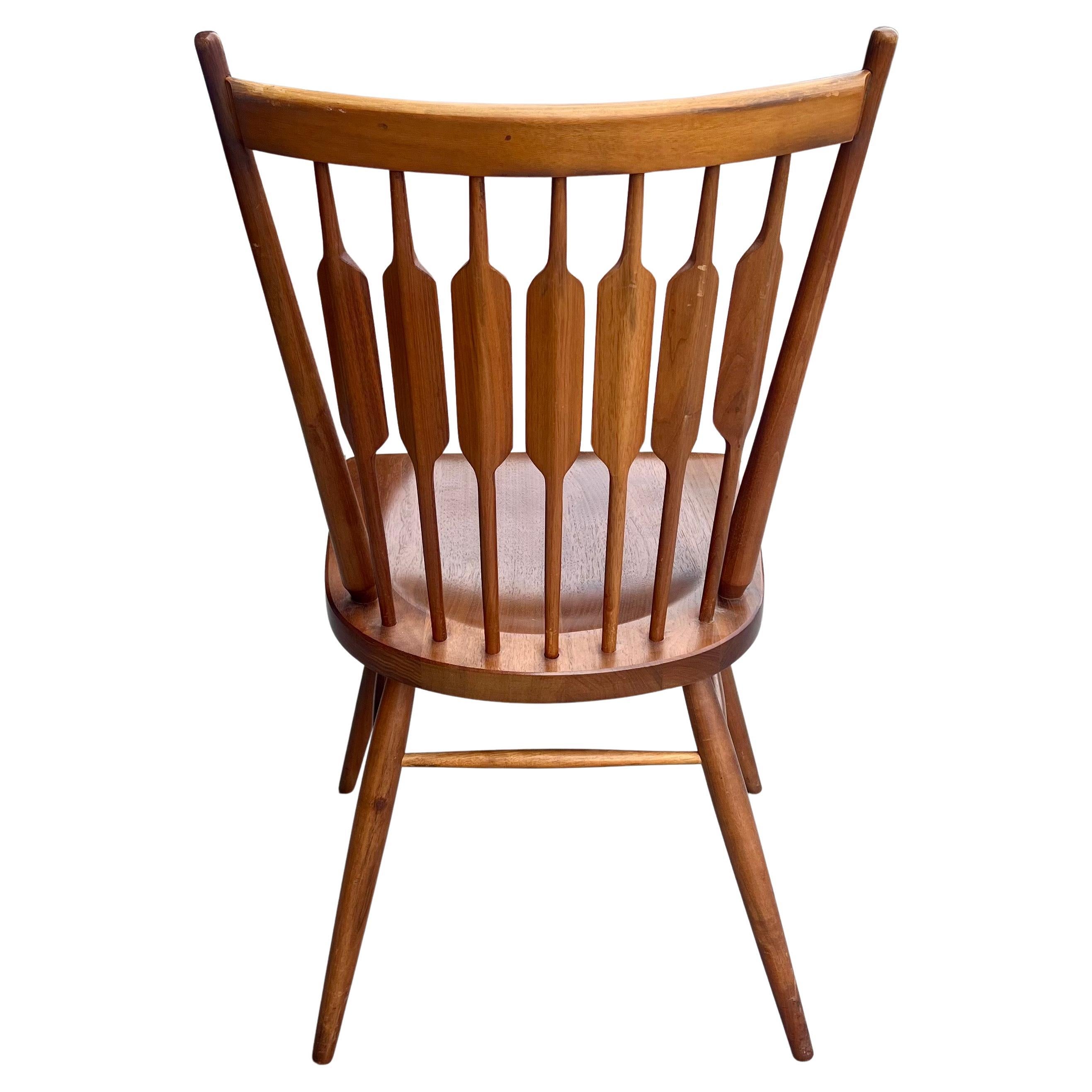 Moderner amerikanischer Stuhl aus massivem Nussbaumholz der Jahrhundertmitte von Kipp Stewart für Drexel (20. Jahrhundert) im Angebot