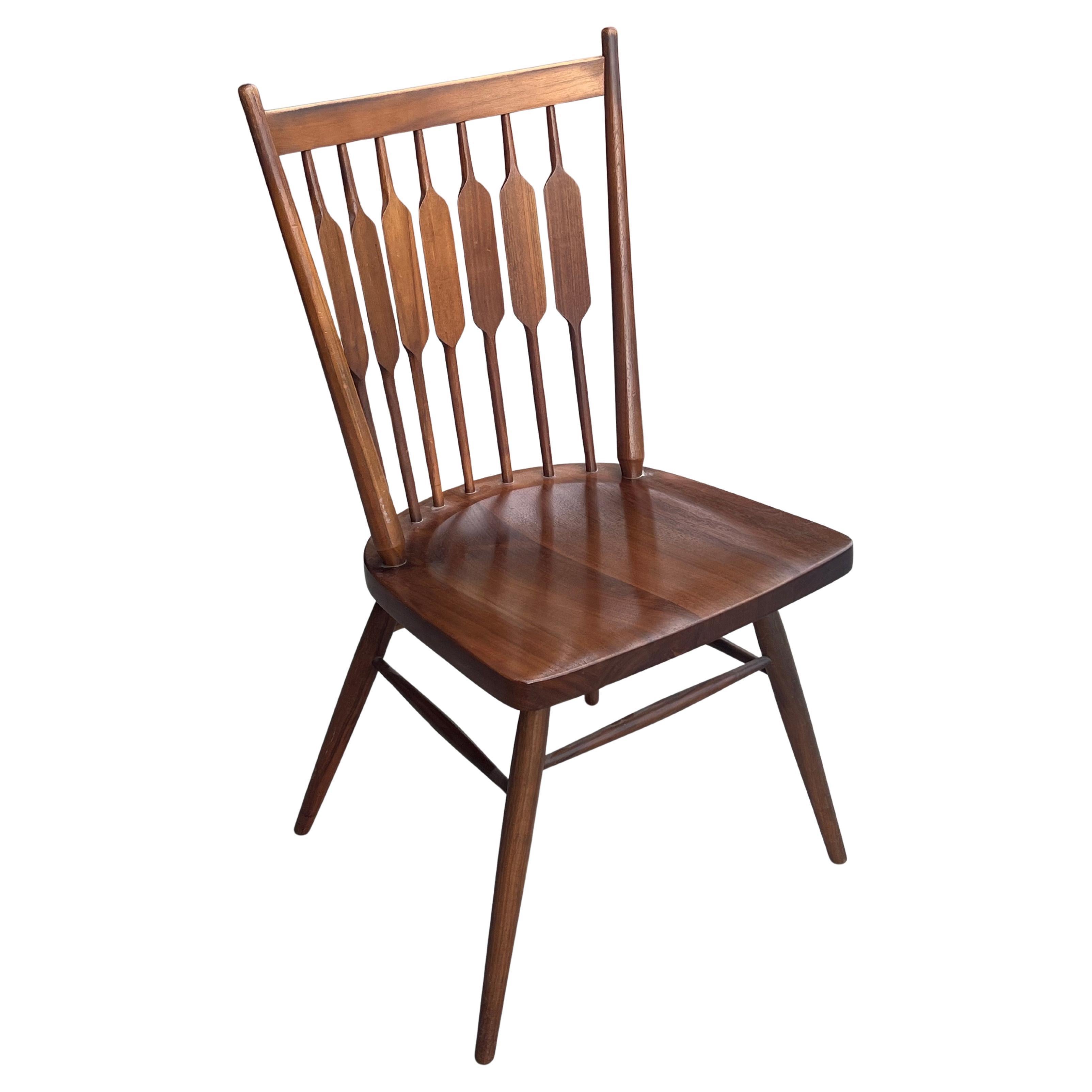 Moderner amerikanischer Stuhl aus massivem Nussbaumholz der Jahrhundertmitte von Kipp Stewart für Drexel (Walnuss) im Angebot