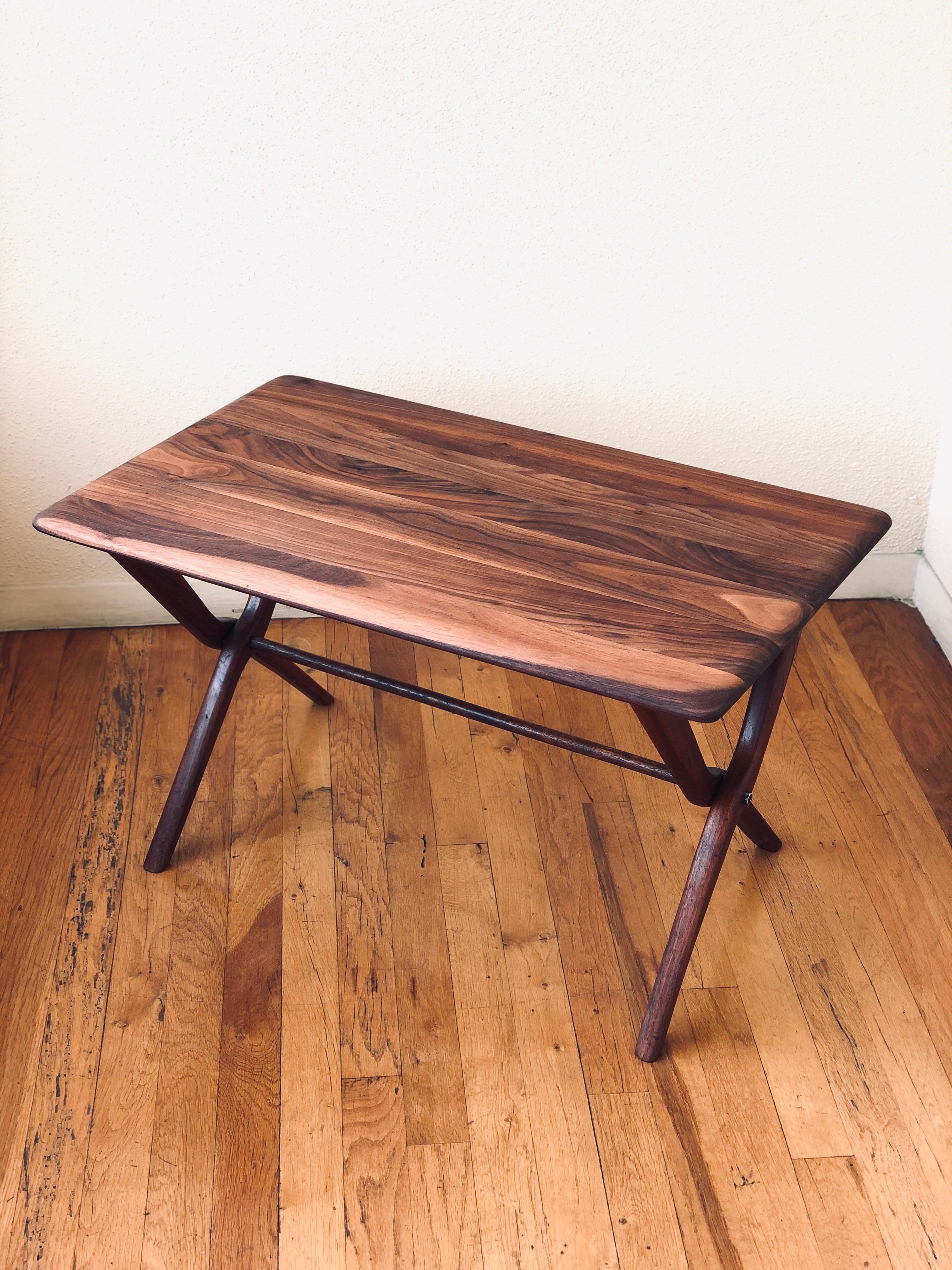 Beautiful stylish solid walnut solid table we refinished the top and oiled beautiful grain, solid and sturdy nice cross legs design with middle bar, circa 1950s probably California design.