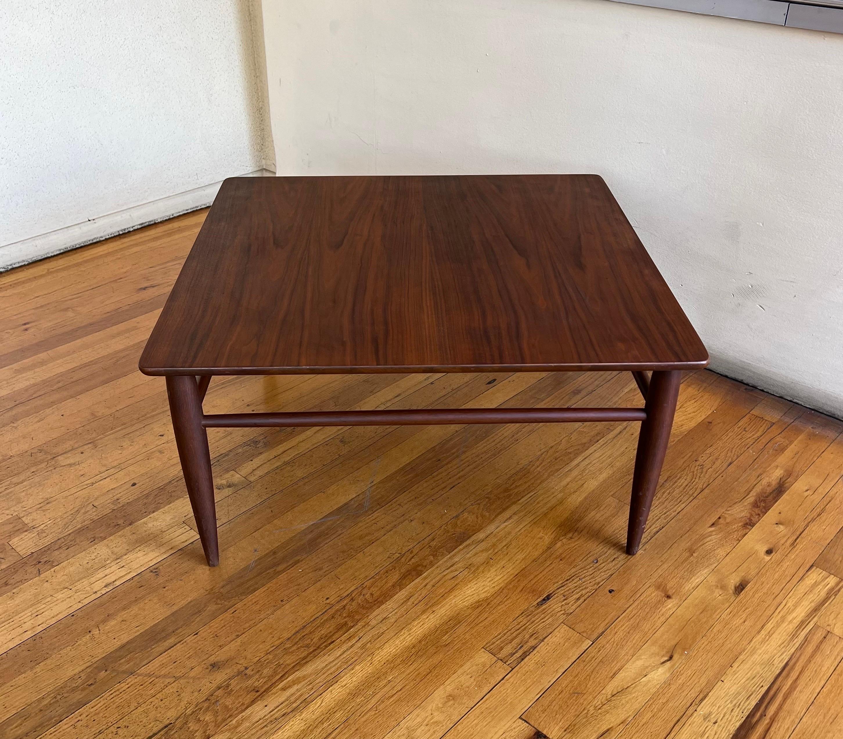 American Mid-Century Modern Square Coffee Table in Walnut In Good Condition In San Diego, CA