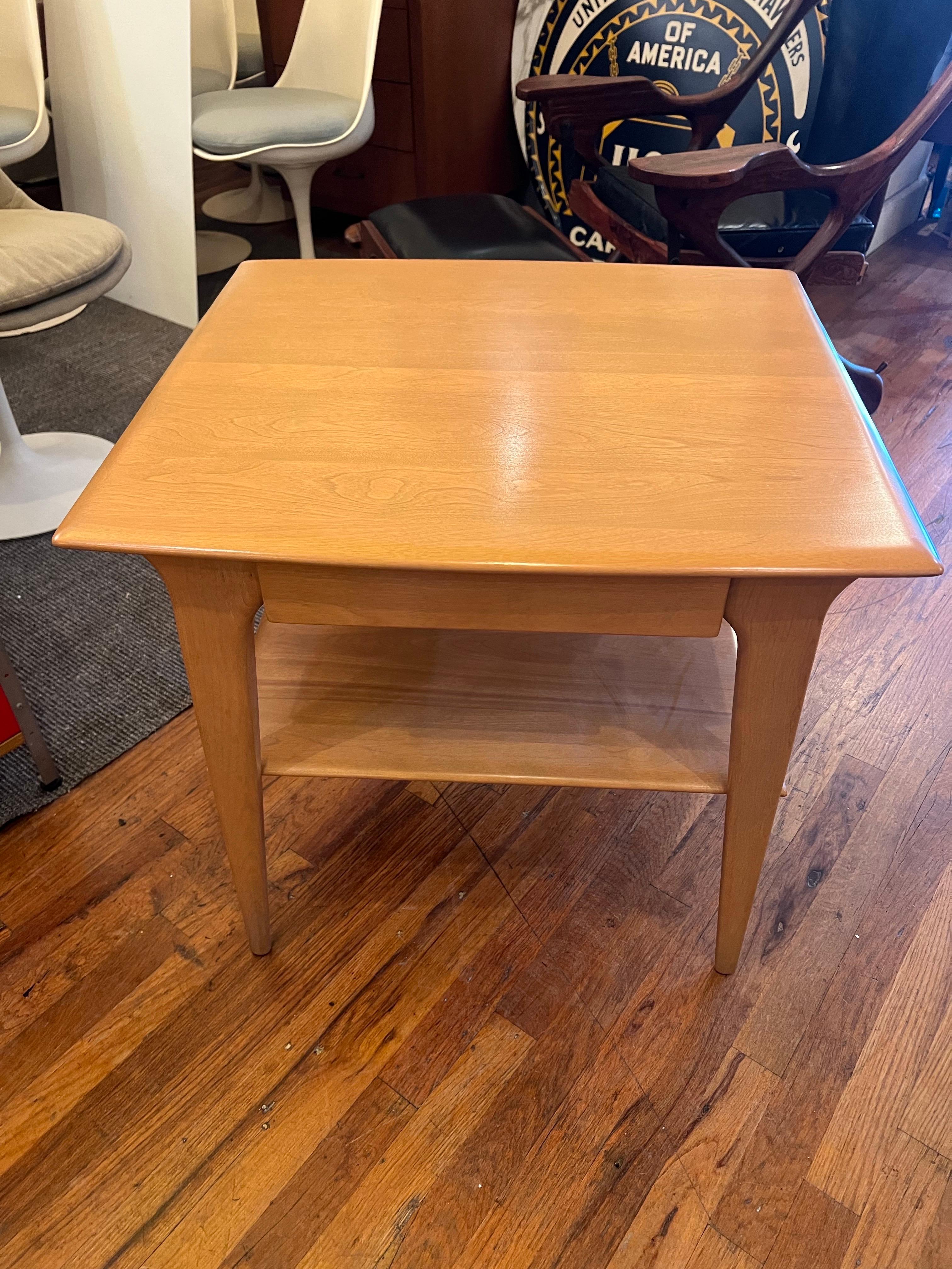 Amerikanischer hoher amerikanischer Mid-Century-Modern-Tisch mit Schublade von Heywood Wakefield im Angebot 4