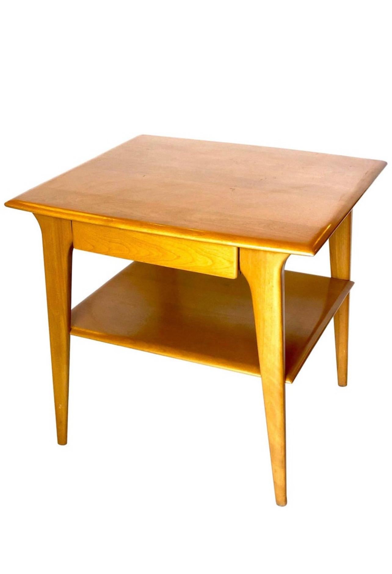 Schöner hoher Tisch von Heywood Wakefield, circa 1950er Jahre frisch nachgearbeitet solide und robuste elegante Beine repräsentiert das Atomzeitalter in voller Pracht.