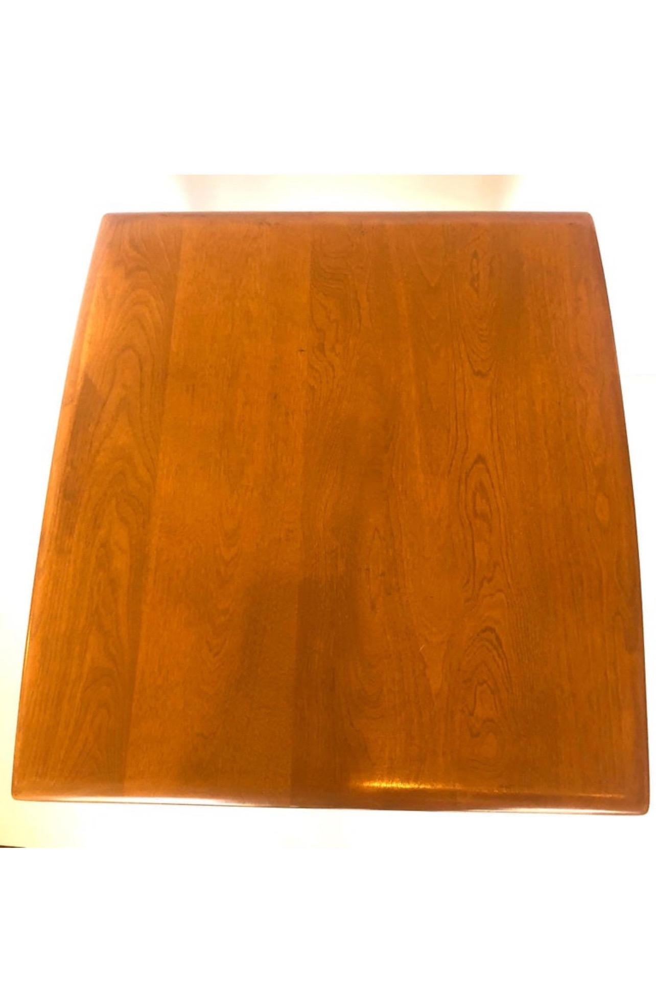Amerikanischer hoher amerikanischer Mid-Century-Modern-Tisch mit Schublade von Heywood Wakefield (Moderne der Mitte des Jahrhunderts) im Angebot