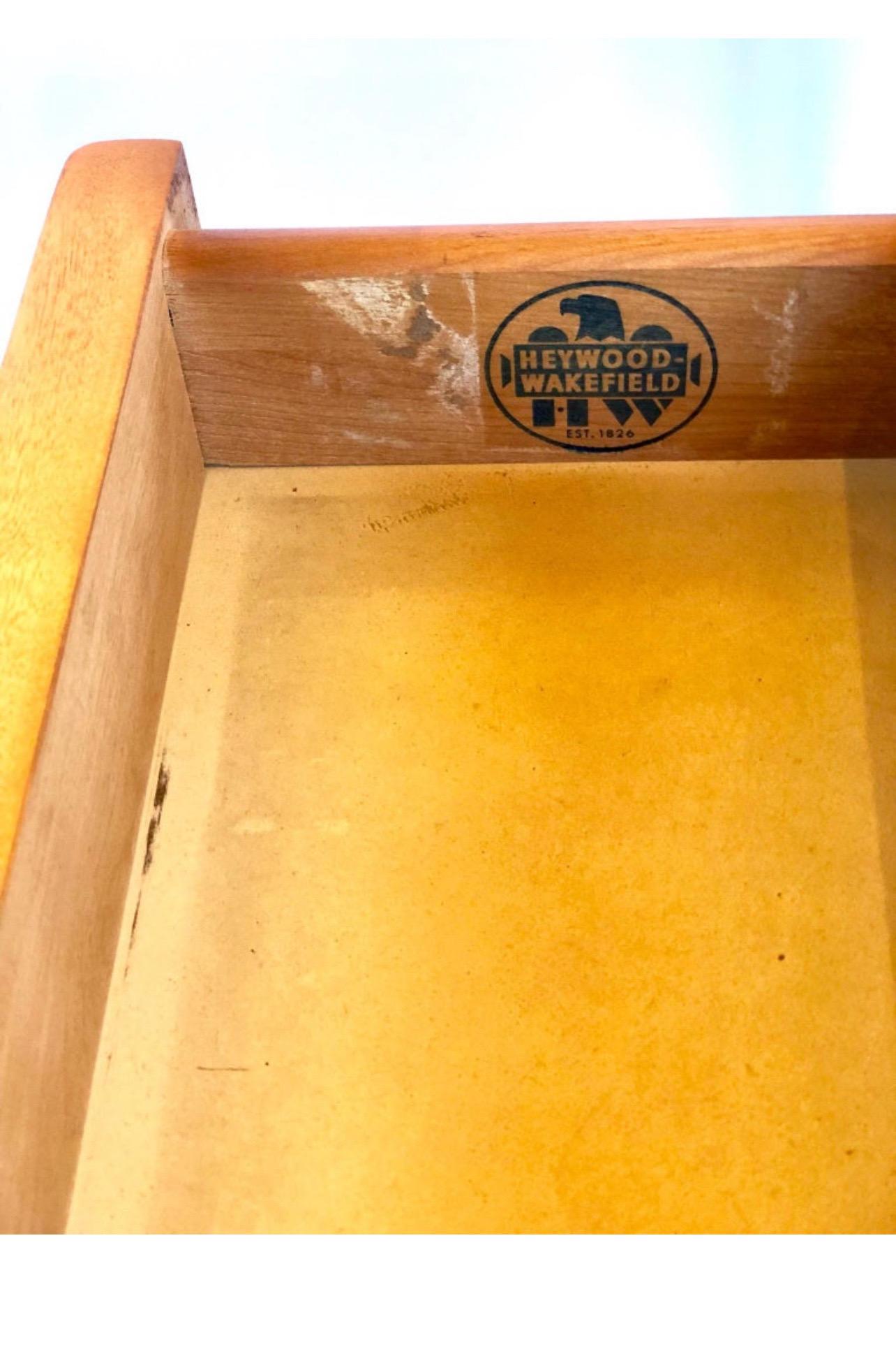 Amerikanischer hoher amerikanischer Mid-Century-Modern-Tisch mit Schublade von Heywood Wakefield (20. Jahrhundert) im Angebot