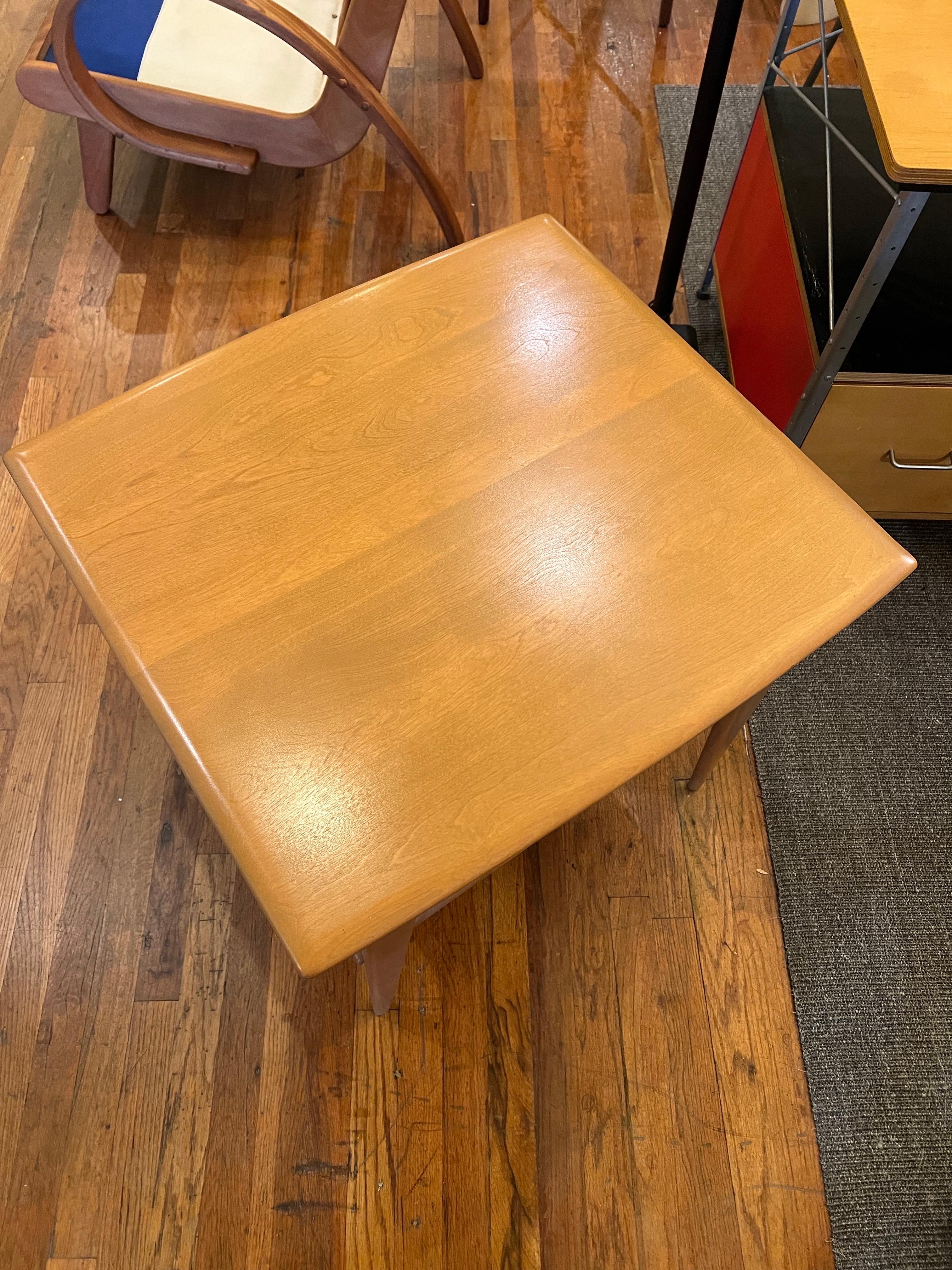 Amerikanischer hoher amerikanischer Mid-Century-Modern-Tisch mit Schublade von Heywood Wakefield im Angebot 1