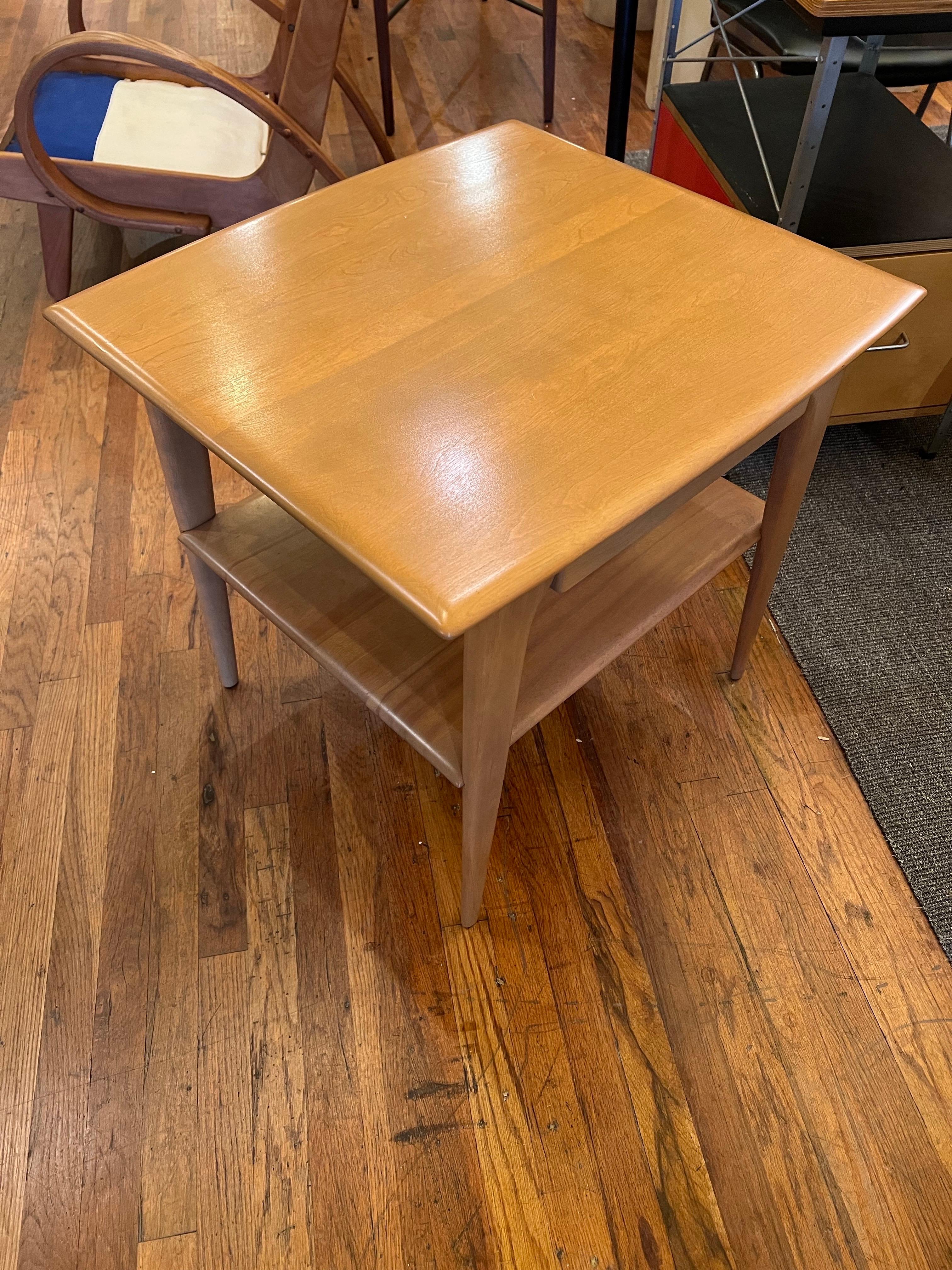 Amerikanischer hoher amerikanischer Mid-Century-Modern-Tisch mit Schublade von Heywood Wakefield im Angebot 3