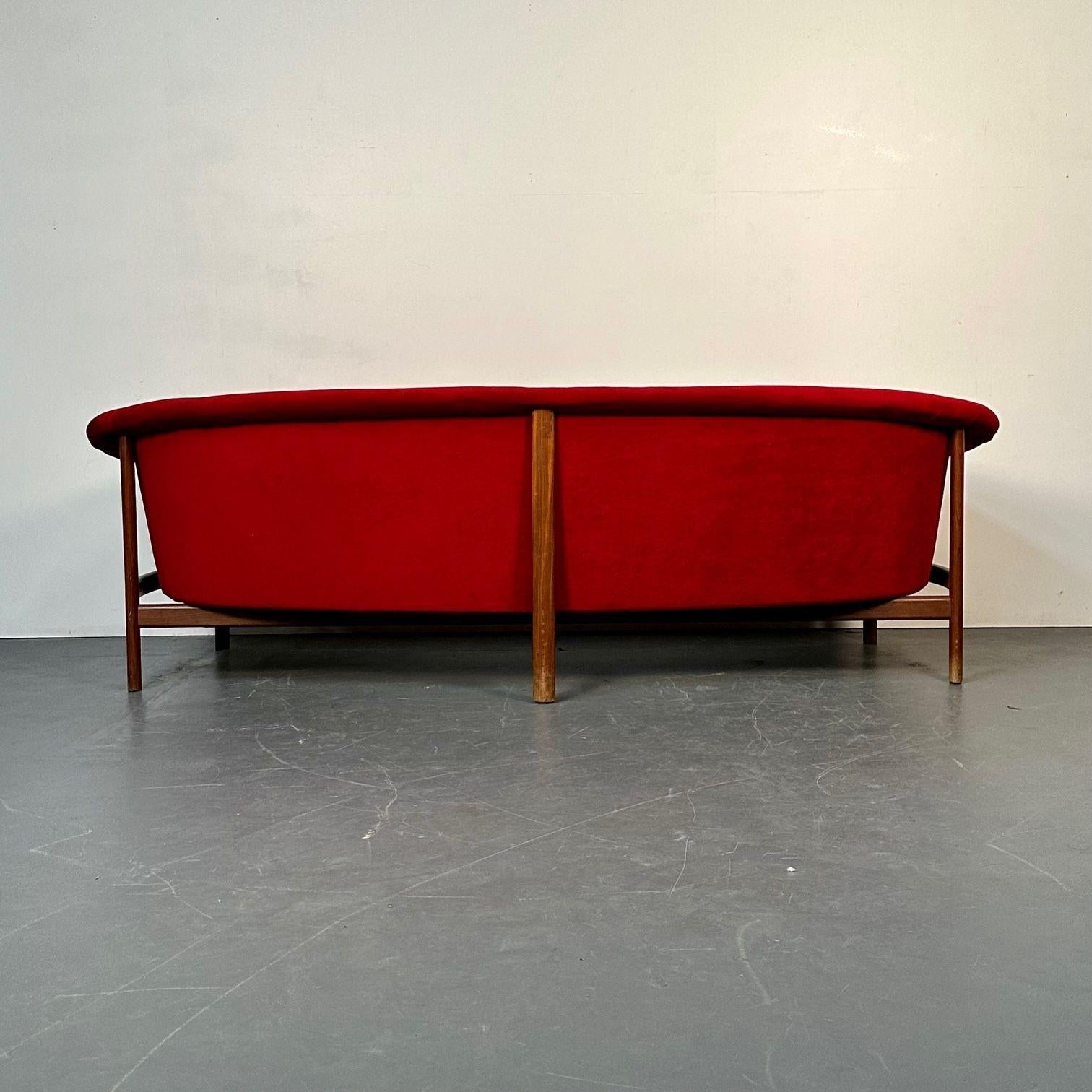 Gebogenes dänisches Dreisitzer-Sofa aus der Mitte des Jahrhunderts von Johannes Andersen, Nussbaumholz im Angebot 3