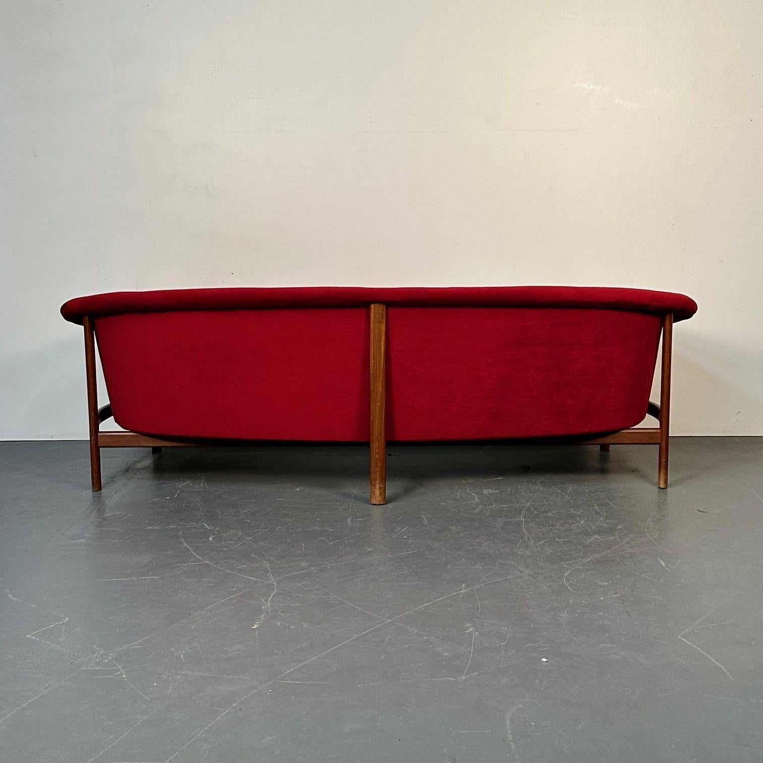 Gebogenes dänisches Dreisitzer-Sofa aus der Mitte des Jahrhunderts von Johannes Andersen, Nussbaumholz im Angebot 4