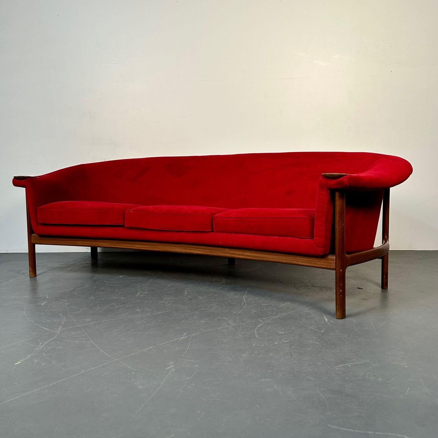 Curved Danish Mid-Century Modern Three Seater Sofa by Johannes Andersen, Walnut In Good Condition For Sale In Manhasset, NY