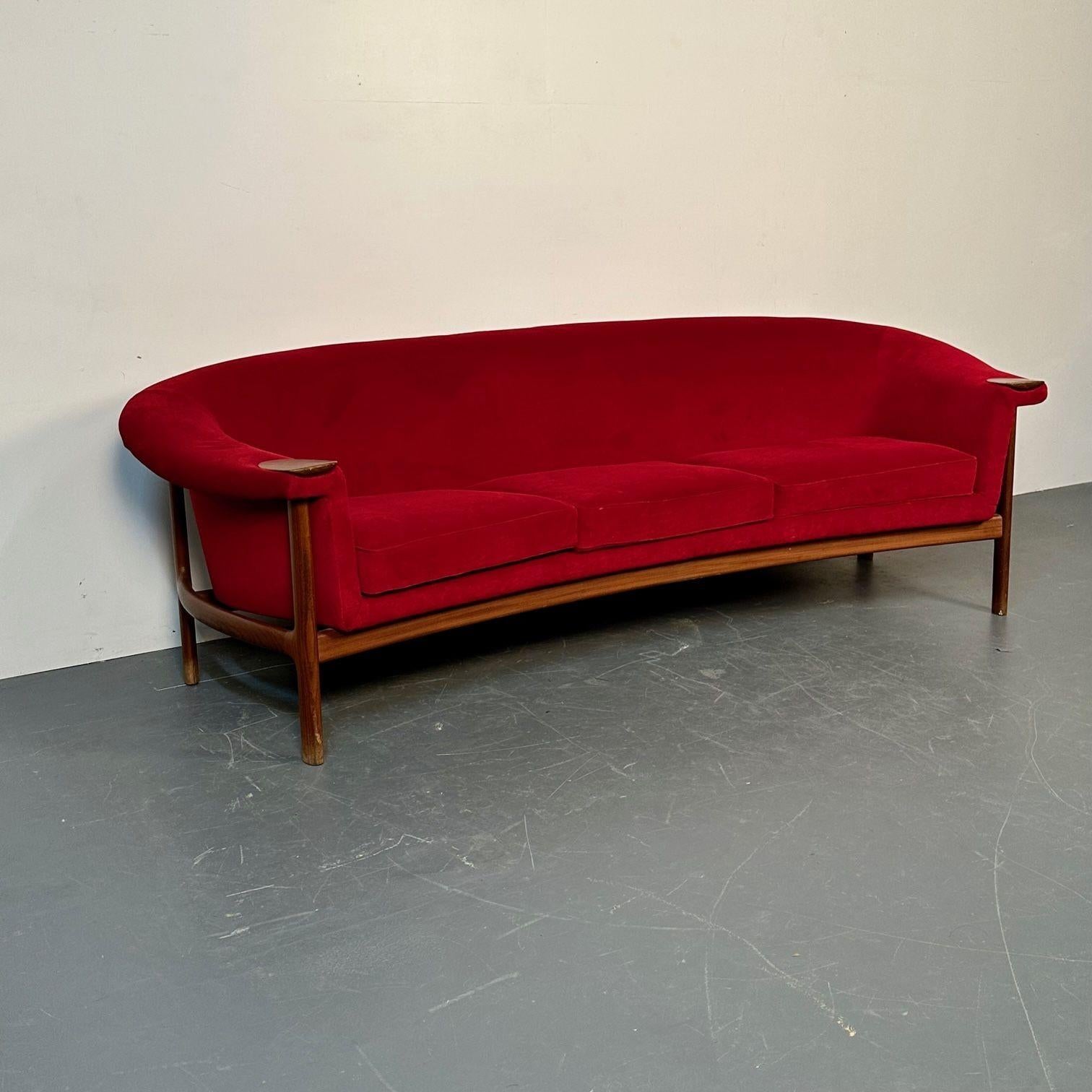Gebogenes dänisches Dreisitzer-Sofa aus der Mitte des Jahrhunderts von Johannes Andersen, Nussbaumholz (Mitte des 20. Jahrhunderts) im Angebot