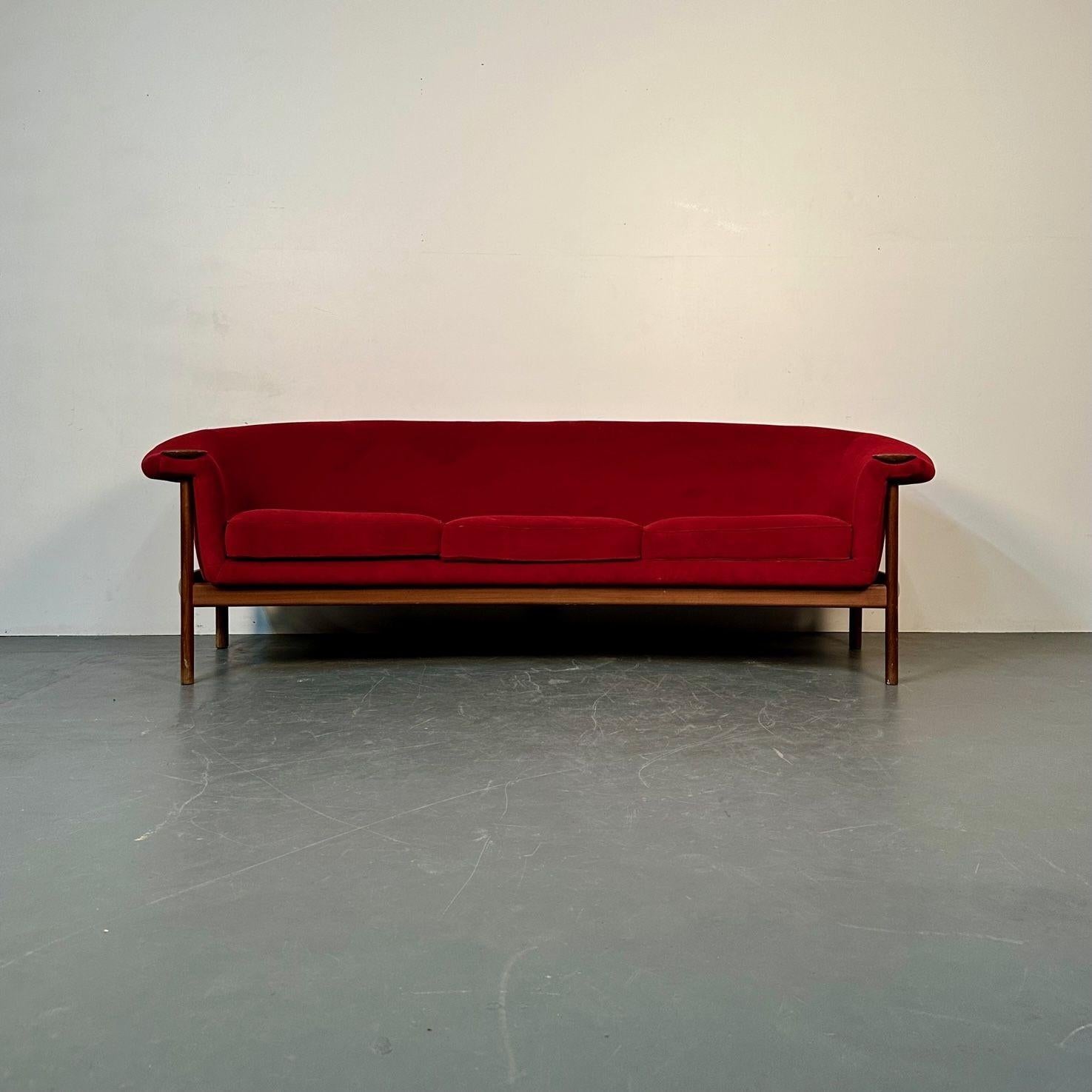 Gebogenes dänisches Dreisitzer-Sofa aus der Mitte des Jahrhunderts von Johannes Andersen, Nussbaumholz im Angebot 1