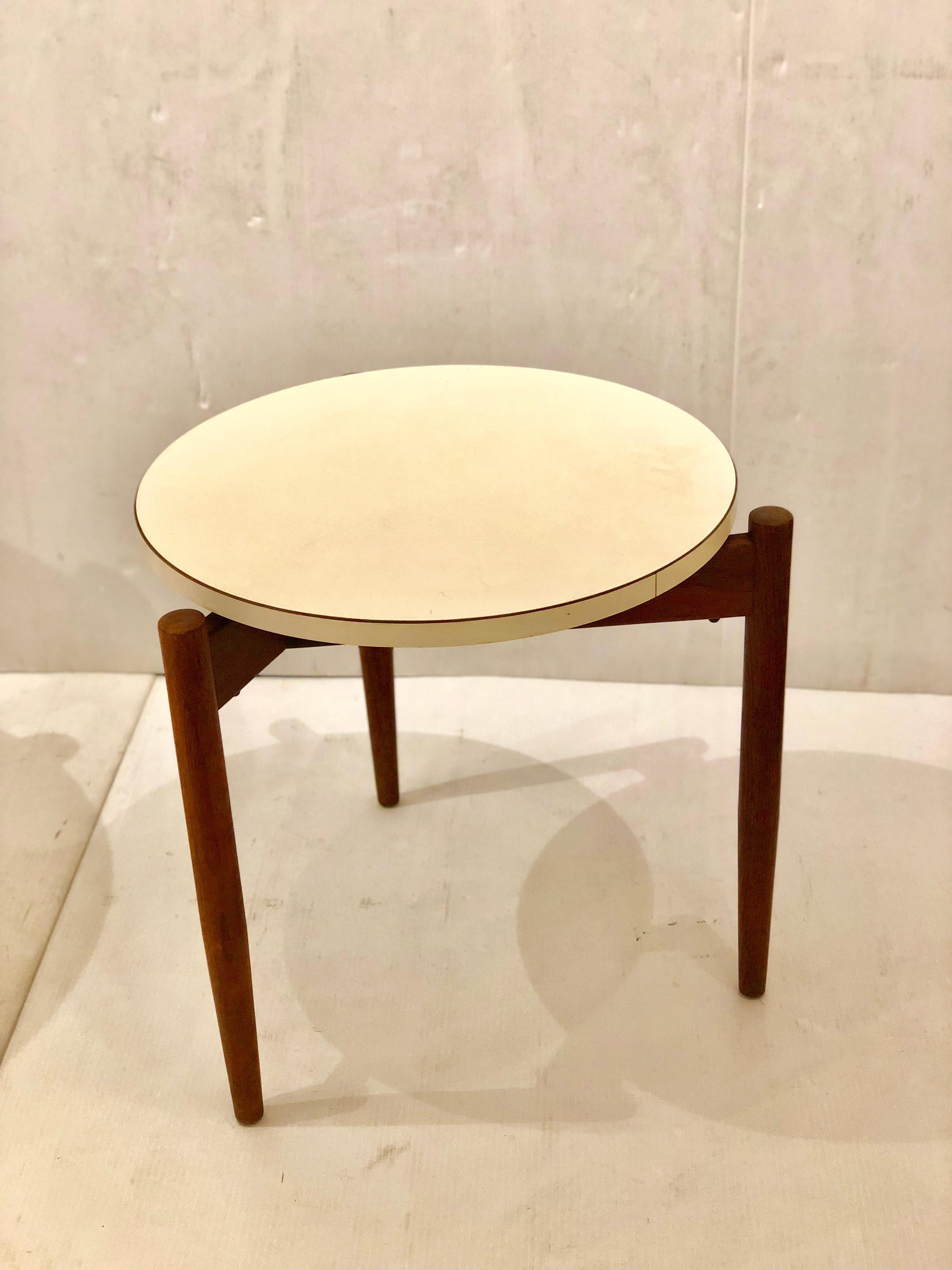 Nice and rare 3-legged cocktail end table designed by Jens Risom, white laminated round top with solid walnut frame.