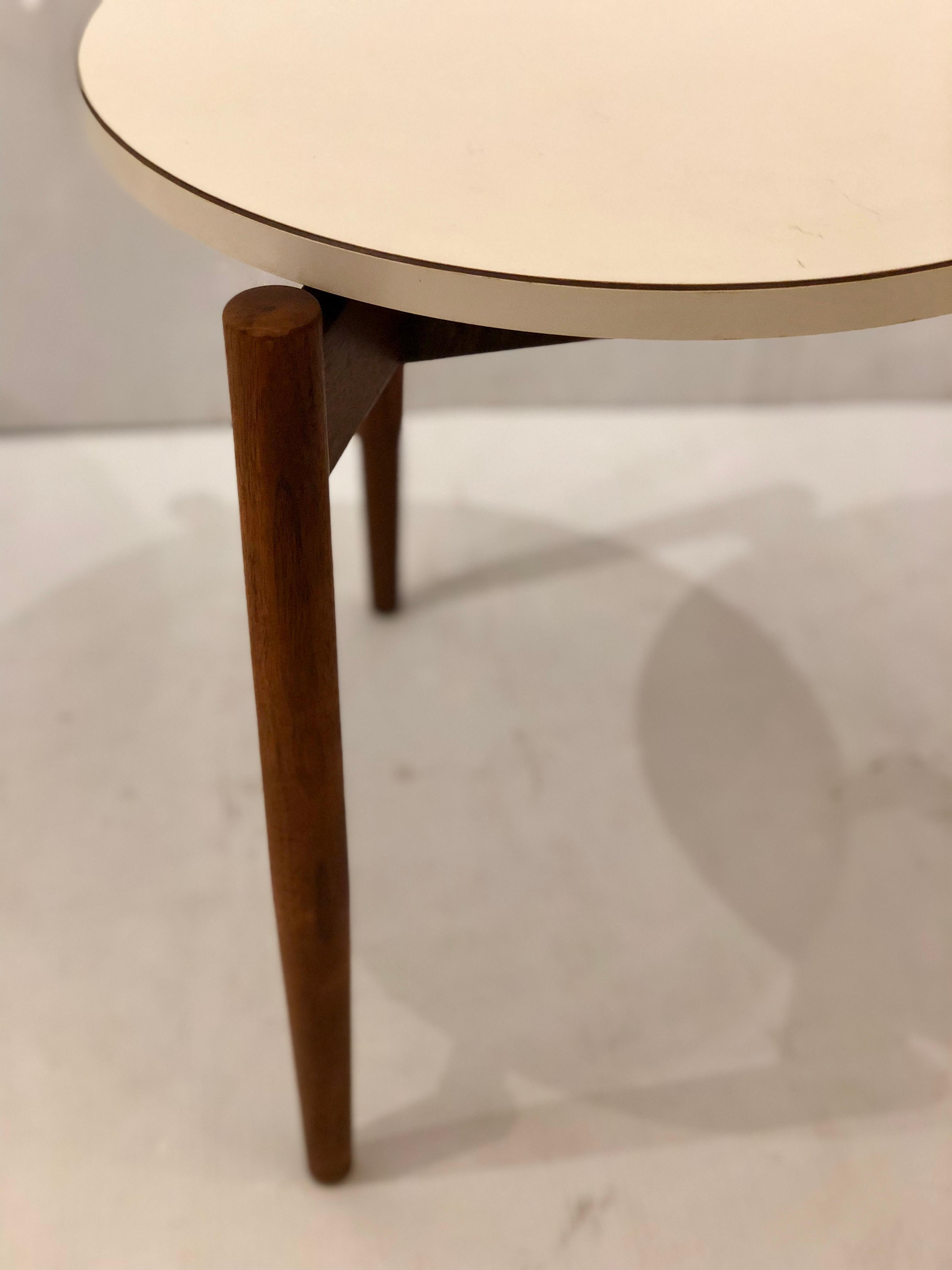American Mid-Century Modern Tri-Legged Cocktail Table by Jens Risom In Good Condition In San Diego, CA