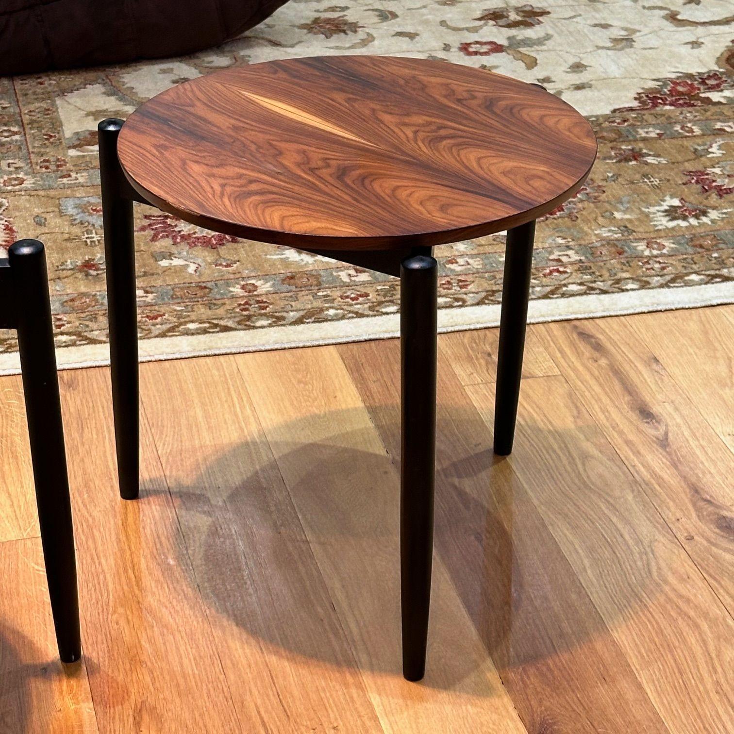 Mid-Century Modern, Tripod Beistell- oder Endtische, Palisanderfurnier, lackiertes Holz, 2000er

Ein Paar stapelbarer Beistelltische eines unbekannten amerikanischen Designers. Ähnlich dem Stil von Adrian Pearsall. Jedes Exemplar hat eine runde