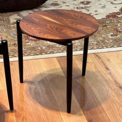 Amerikanische Mid-Century Modern-Beistelltische, Dreibein-Beistelltische, Rosenholzfurnier, lackiertes Holz