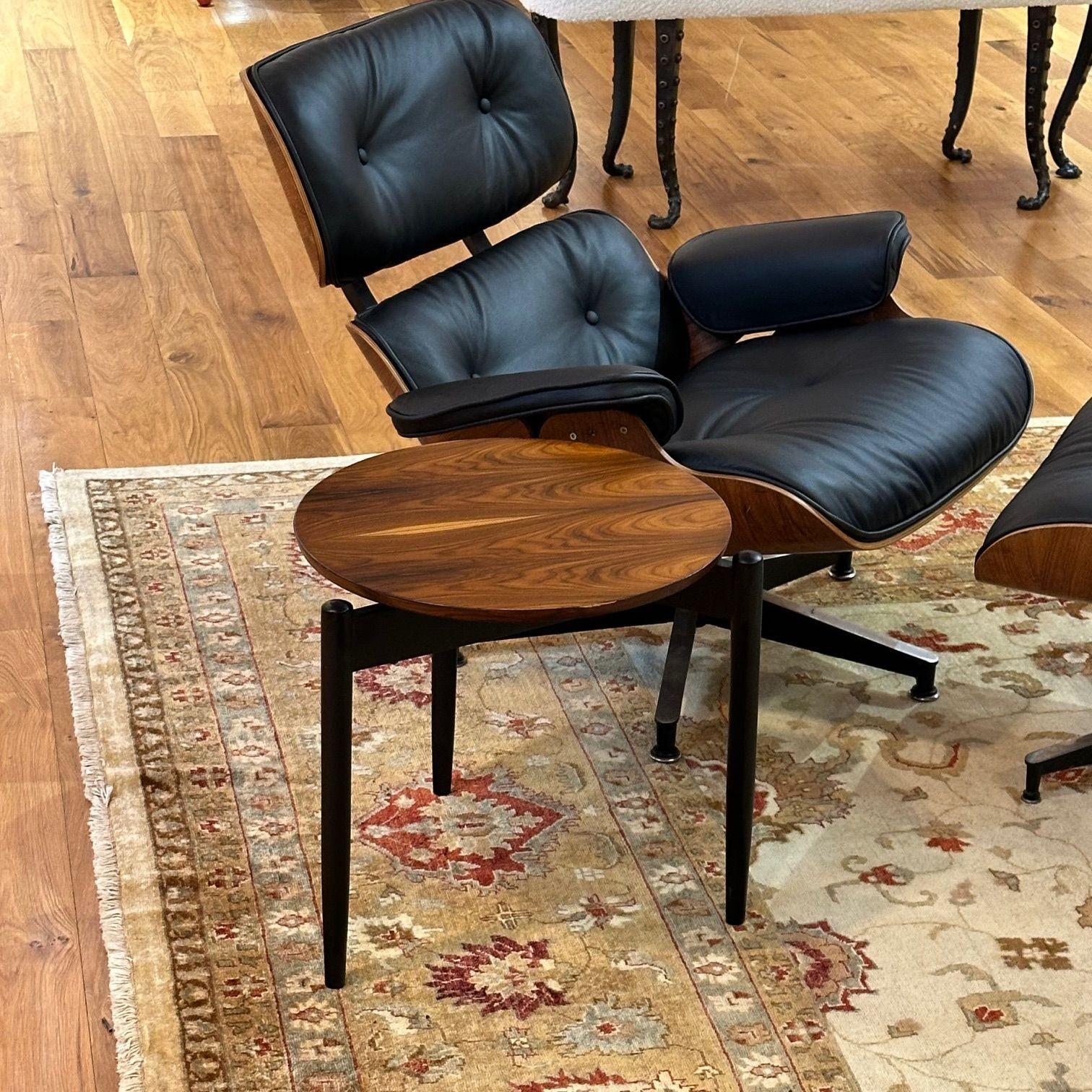 Amerikanische Mid-Century Modern-Beistelltische, Dreibein-Beistelltische, Rosenholzfurnier, lackiertes Holz (Moderne der Mitte des Jahrhunderts) im Angebot