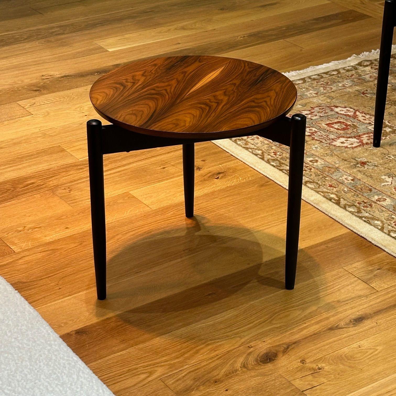 Amerikanische Mid-Century Modern-Beistelltische, Dreibein-Beistelltische, Rosenholzfurnier, lackiertes Holz (amerikanisch) im Angebot