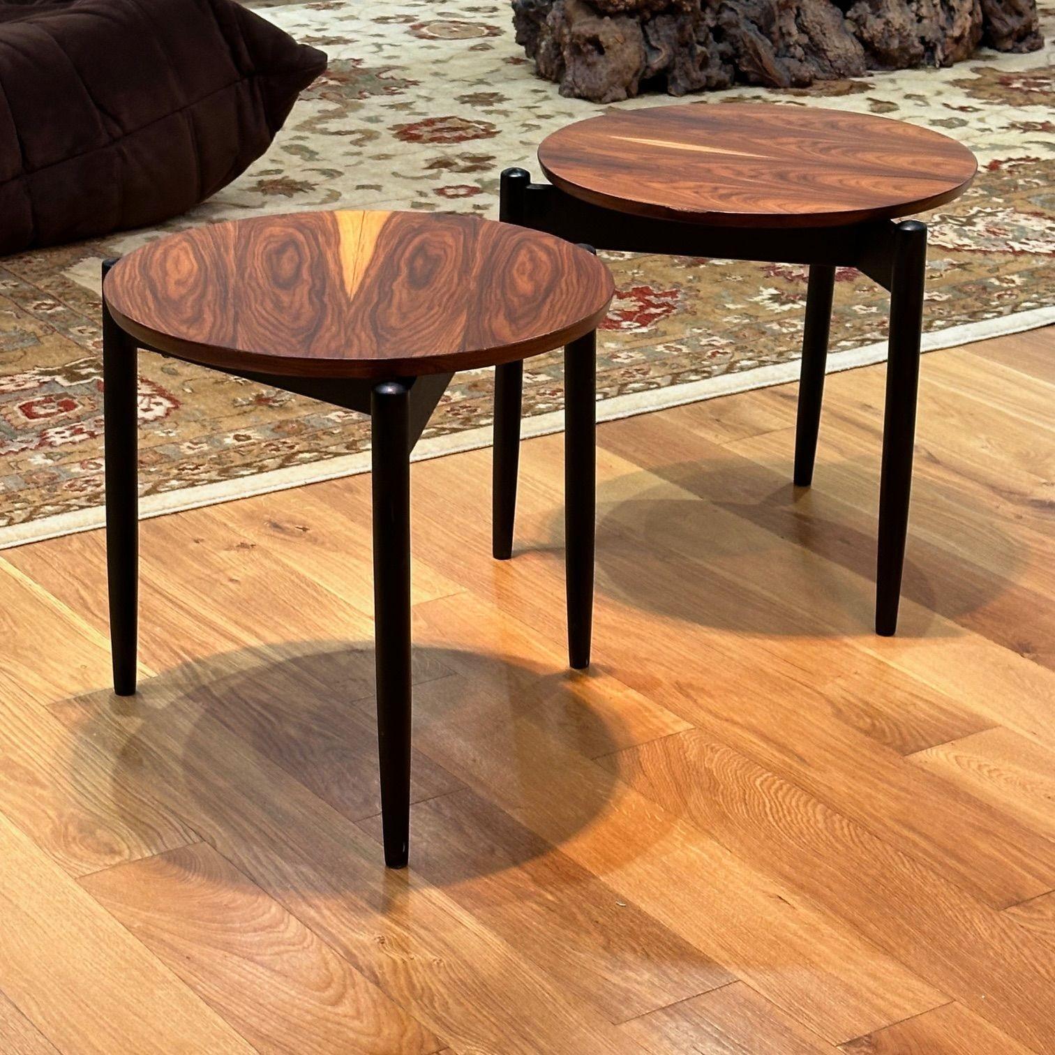 Amerikanische Mid-Century Modern-Beistelltische, Dreibein-Beistelltische, Rosenholzfurnier, lackiertes Holz (21. Jahrhundert und zeitgenössisch) im Angebot