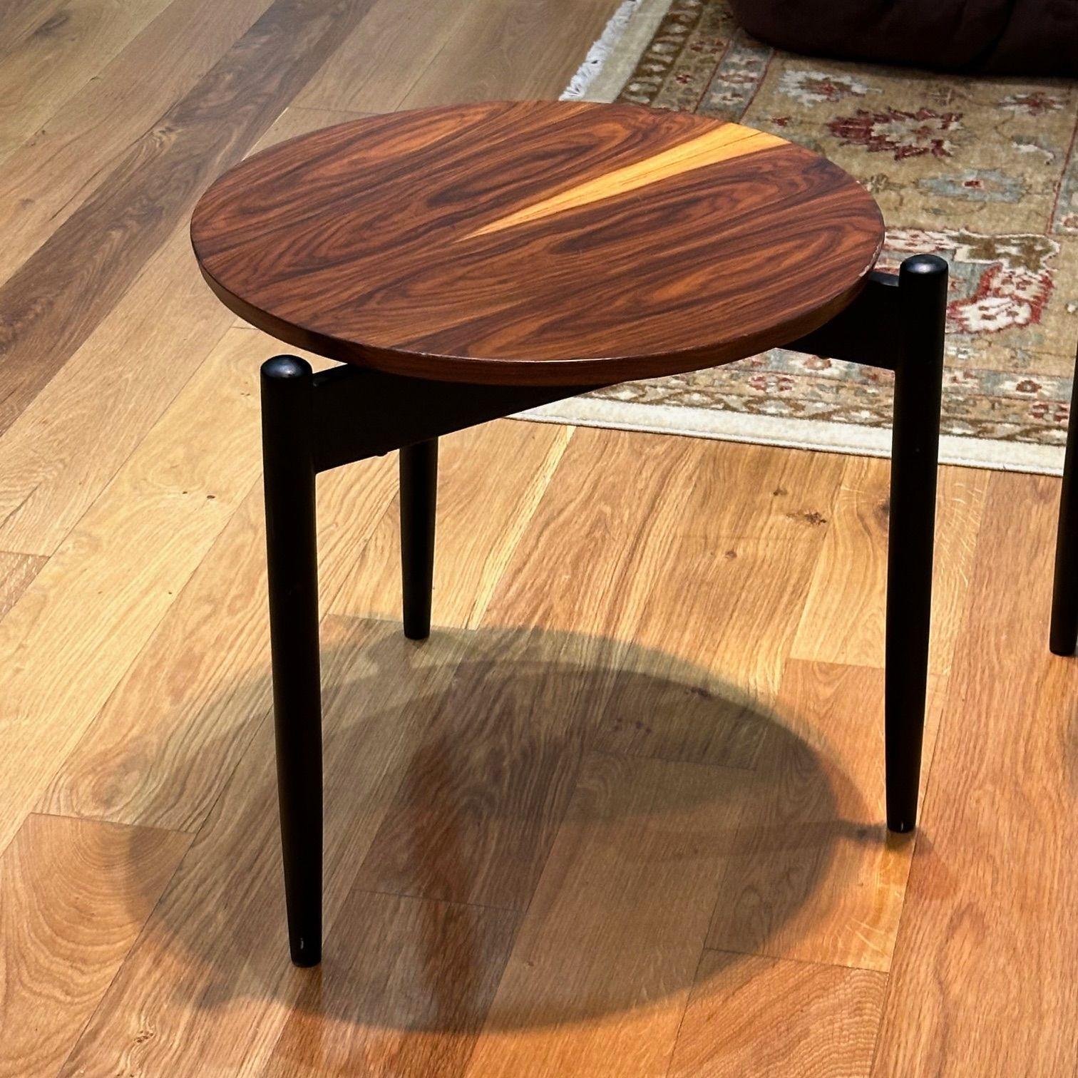 Amerikanische Mid-Century Modern-Beistelltische, Dreibein-Beistelltische, Rosenholzfurnier, lackiertes Holz im Angebot 1