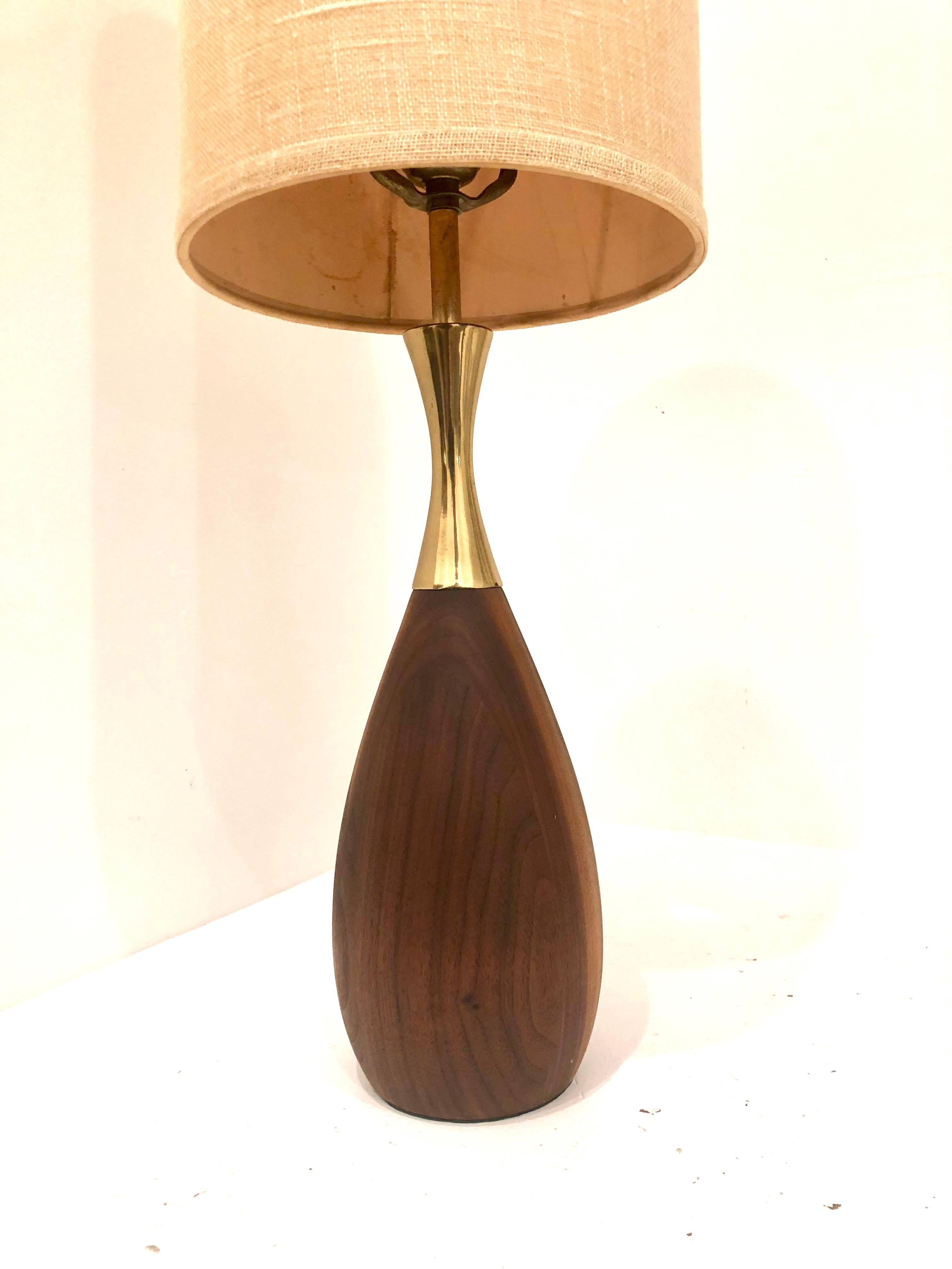 American Mid-Century Modern Walnut and Brass Lamp by Laurel In Good Condition In San Diego, CA