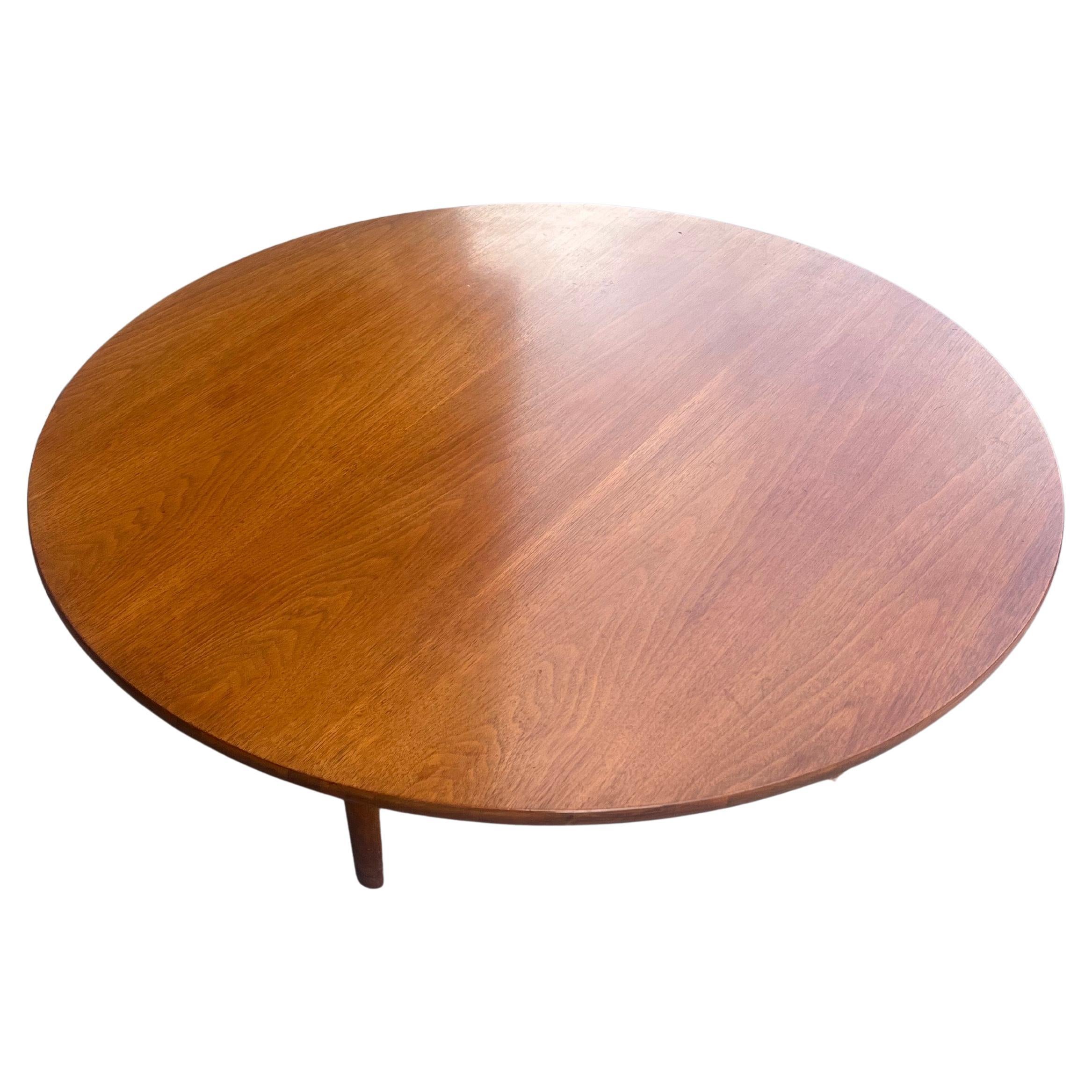 Schöne Walnuss Original-Finish auf diesem klassischen amerikanischen Nussbaum Couchtisch, entworfen von Barney Flagg für Drexel, circa 1950's schöne Original-Finish haben wir gereinigt und geölt sieht sehr schön und sauber die Beine sind abnehmbar