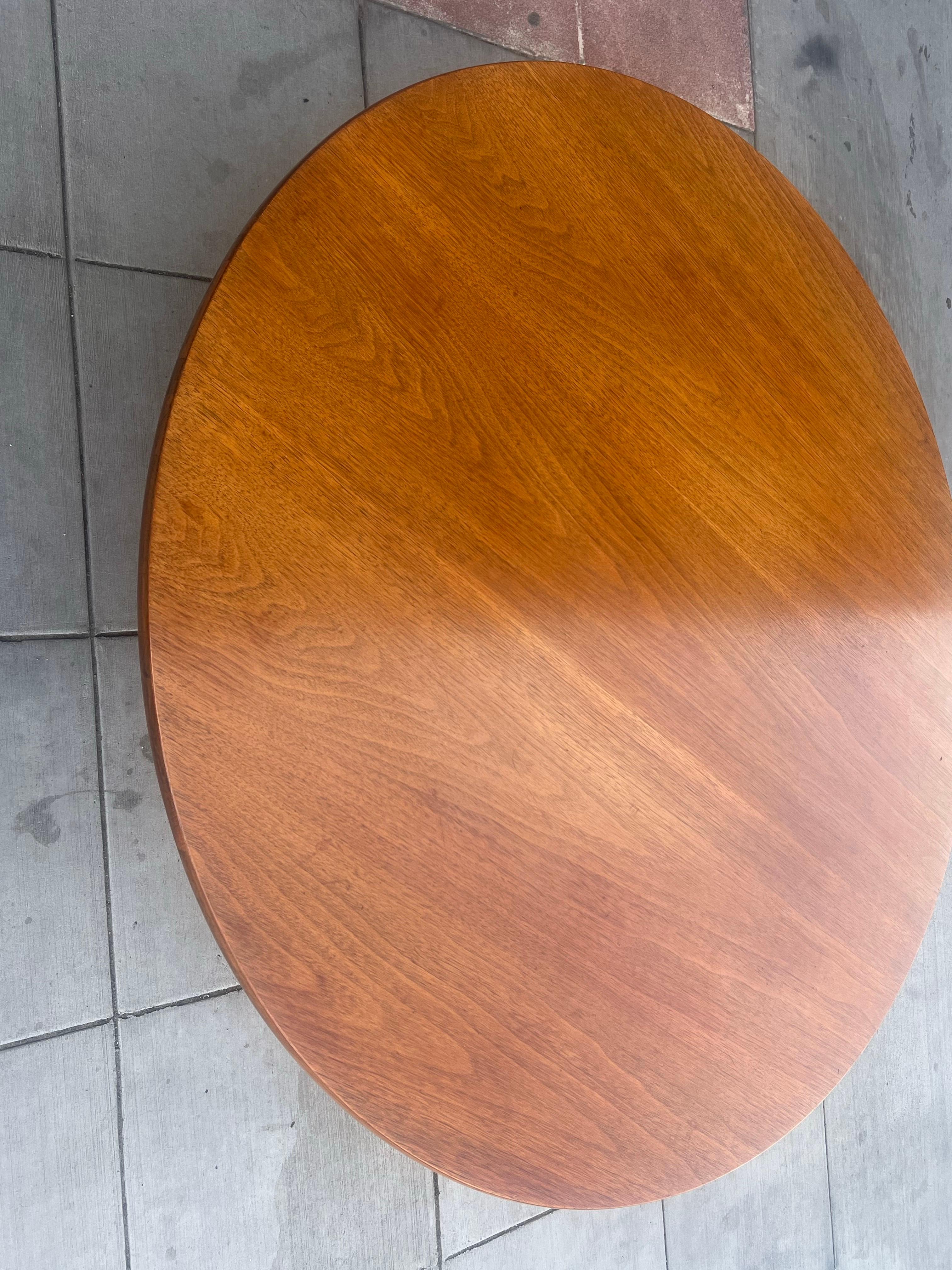 Amerikanischer Couchtisch aus Nussbaumholz, Mid-Century Modern, entworfen von Barney Flagg Drexel (20. Jahrhundert) im Angebot