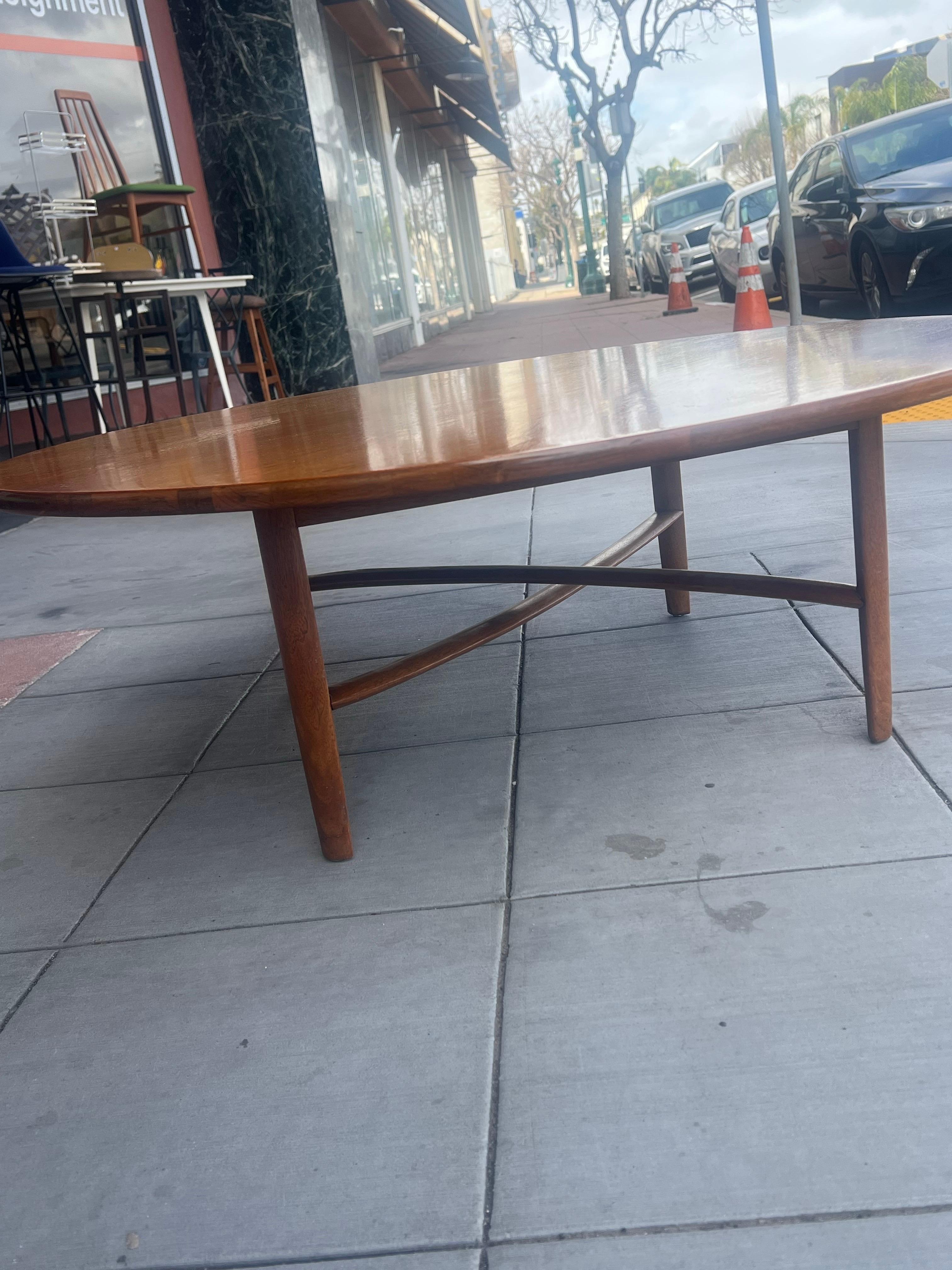 Amerikanischer Couchtisch aus Nussbaumholz, Mid-Century Modern, entworfen von Barney Flagg Drexel (Walnuss) im Angebot