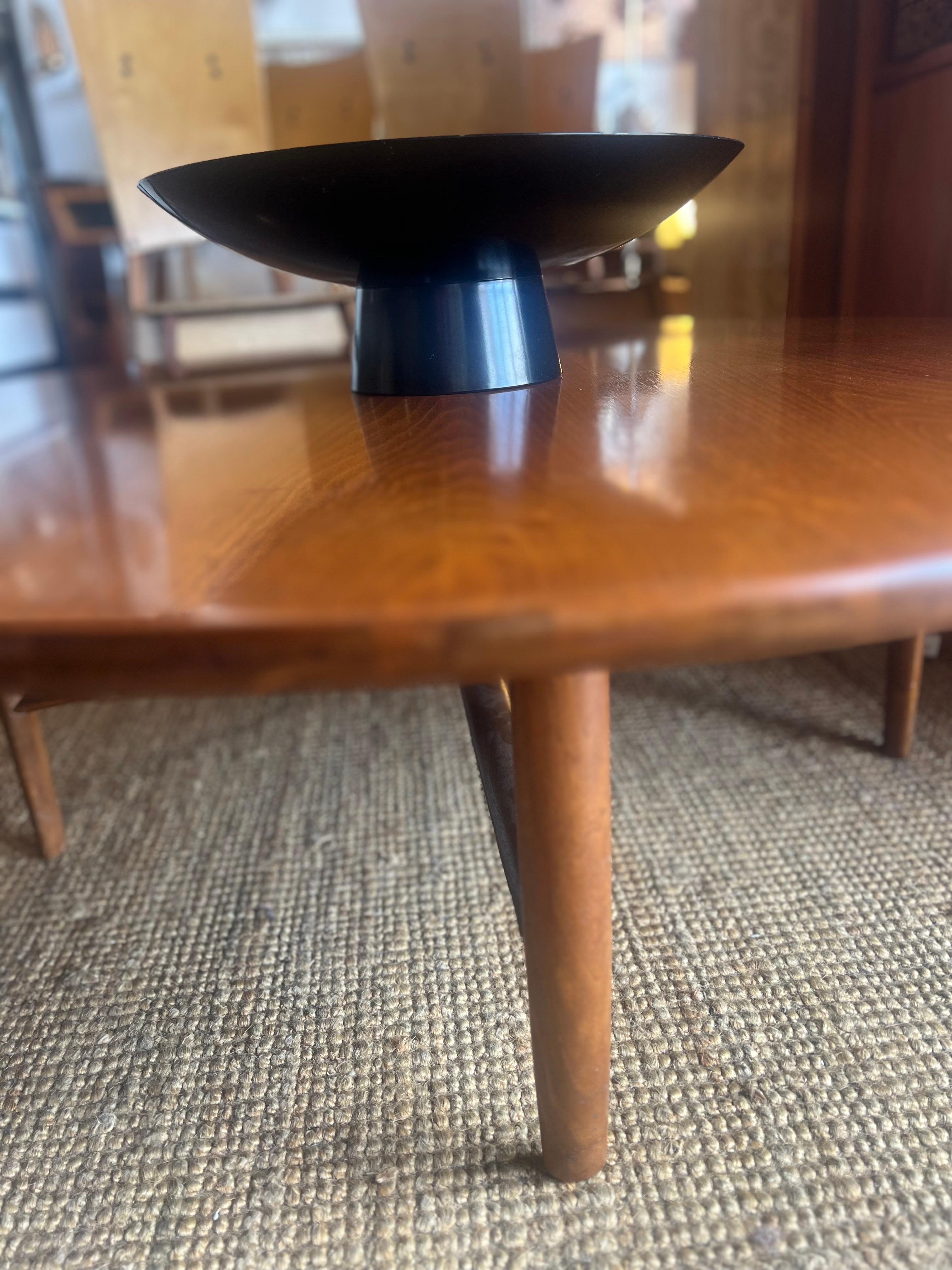 Amerikanischer Couchtisch aus Nussbaumholz, Mid-Century Modern, entworfen von Barney Flagg Drexel im Angebot 1