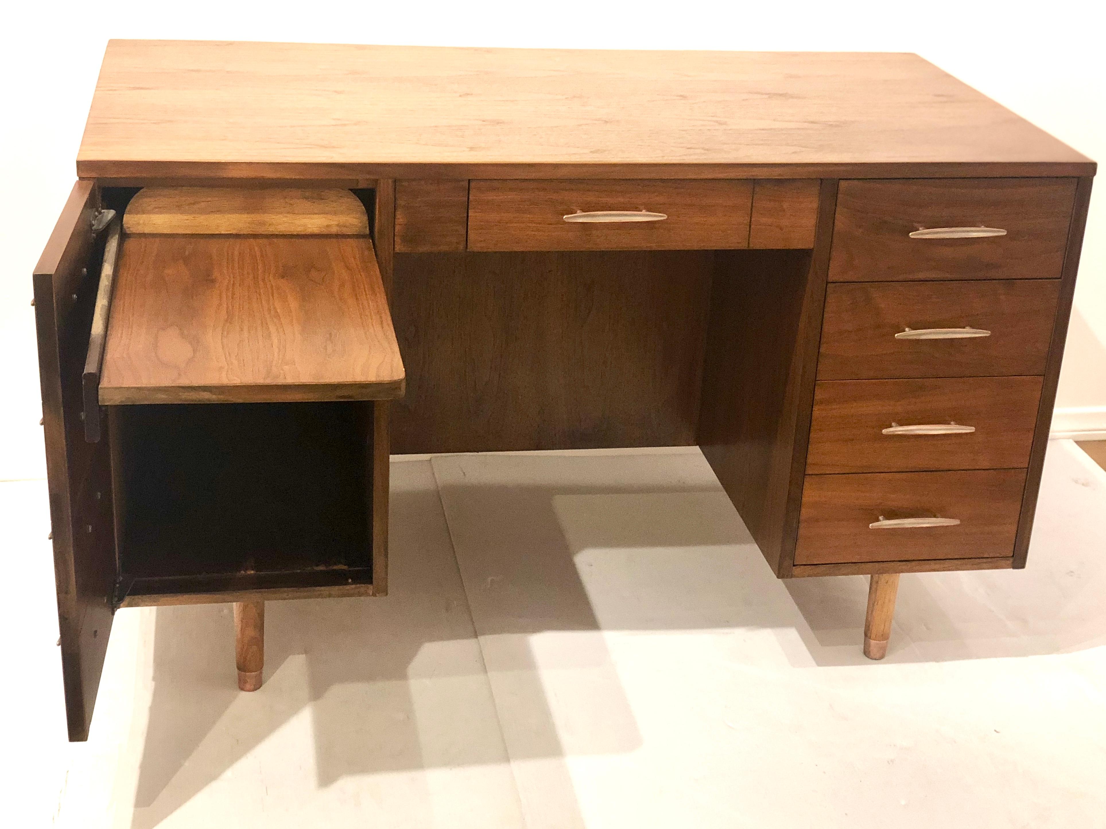 American Mid-Century Modern Walnut Desk with Bookcase Front and Side Return In Excellent Condition In San Diego, CA