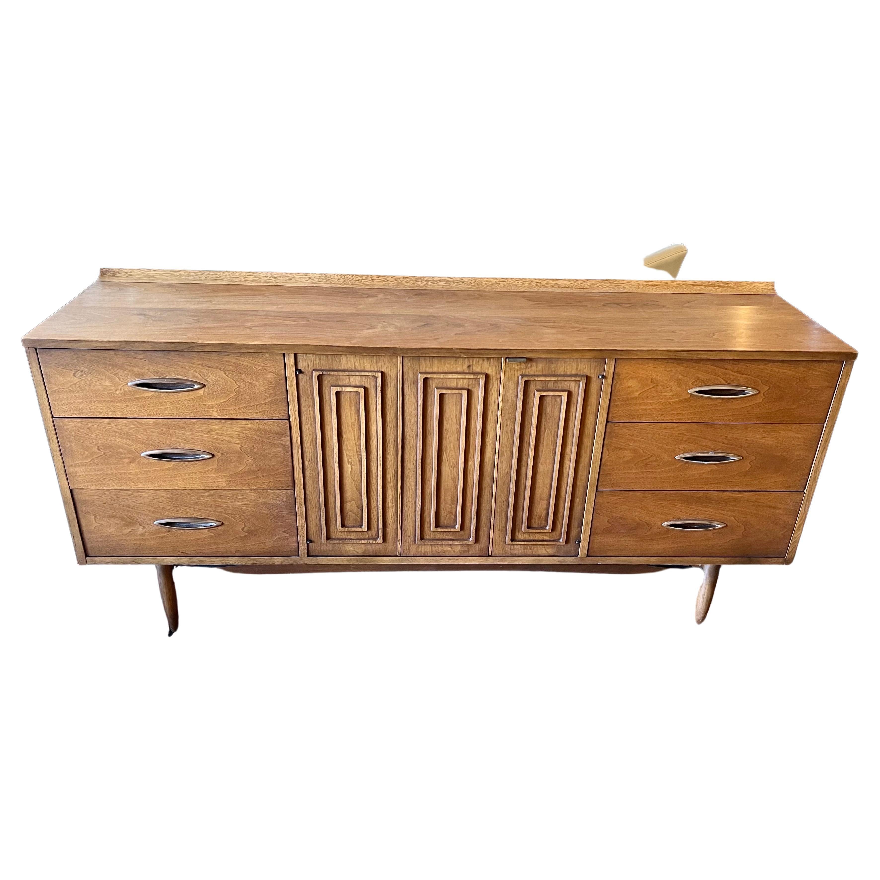 American classic Mid-Century Modern walnut credenza dresser in walnut finish very nice and clean original finish and condition, circa 1960's.