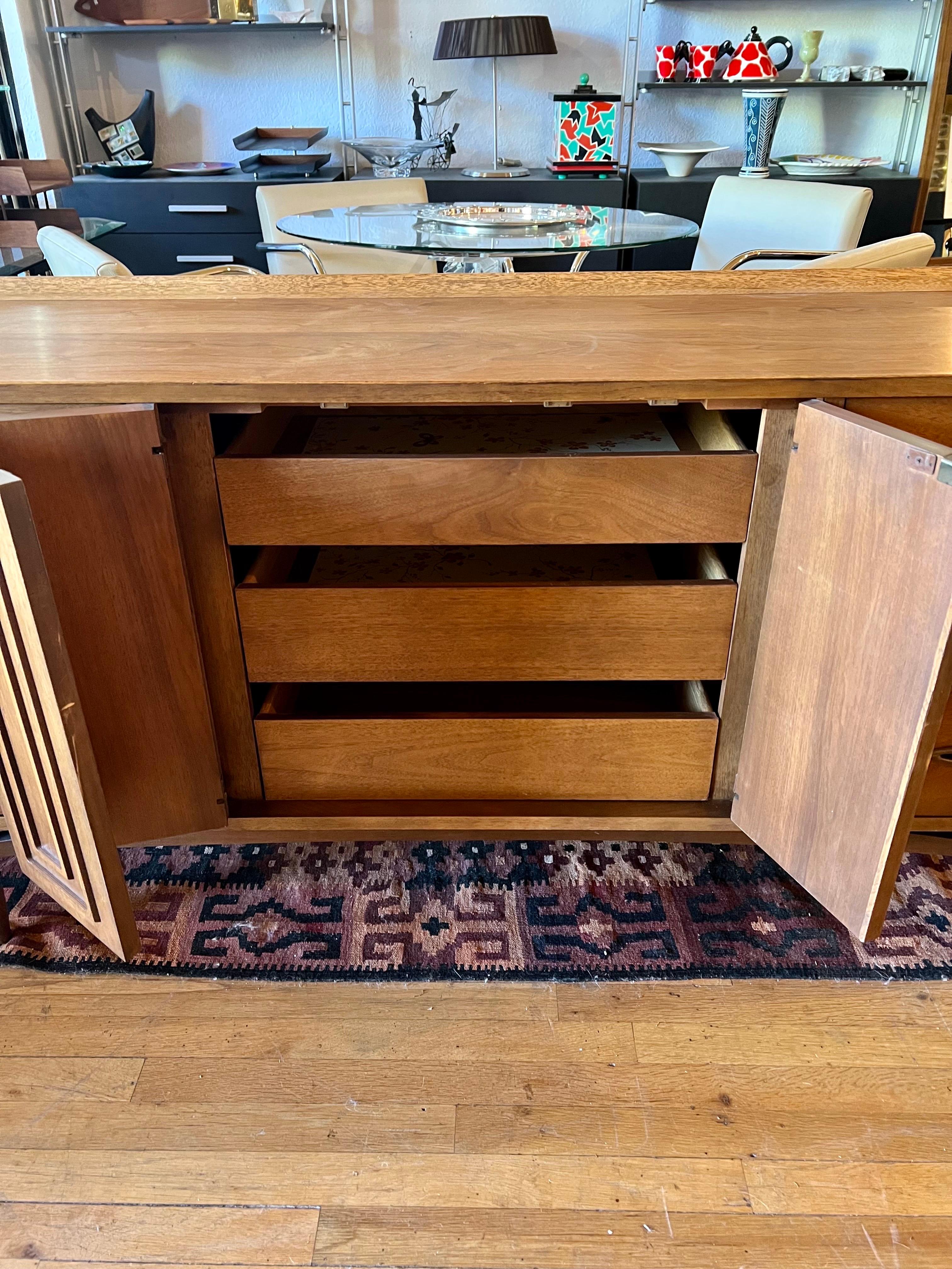 American Mid-Century Modern Walnut Dresser/Credenza by Broyhill In Excellent Condition In San Diego, CA