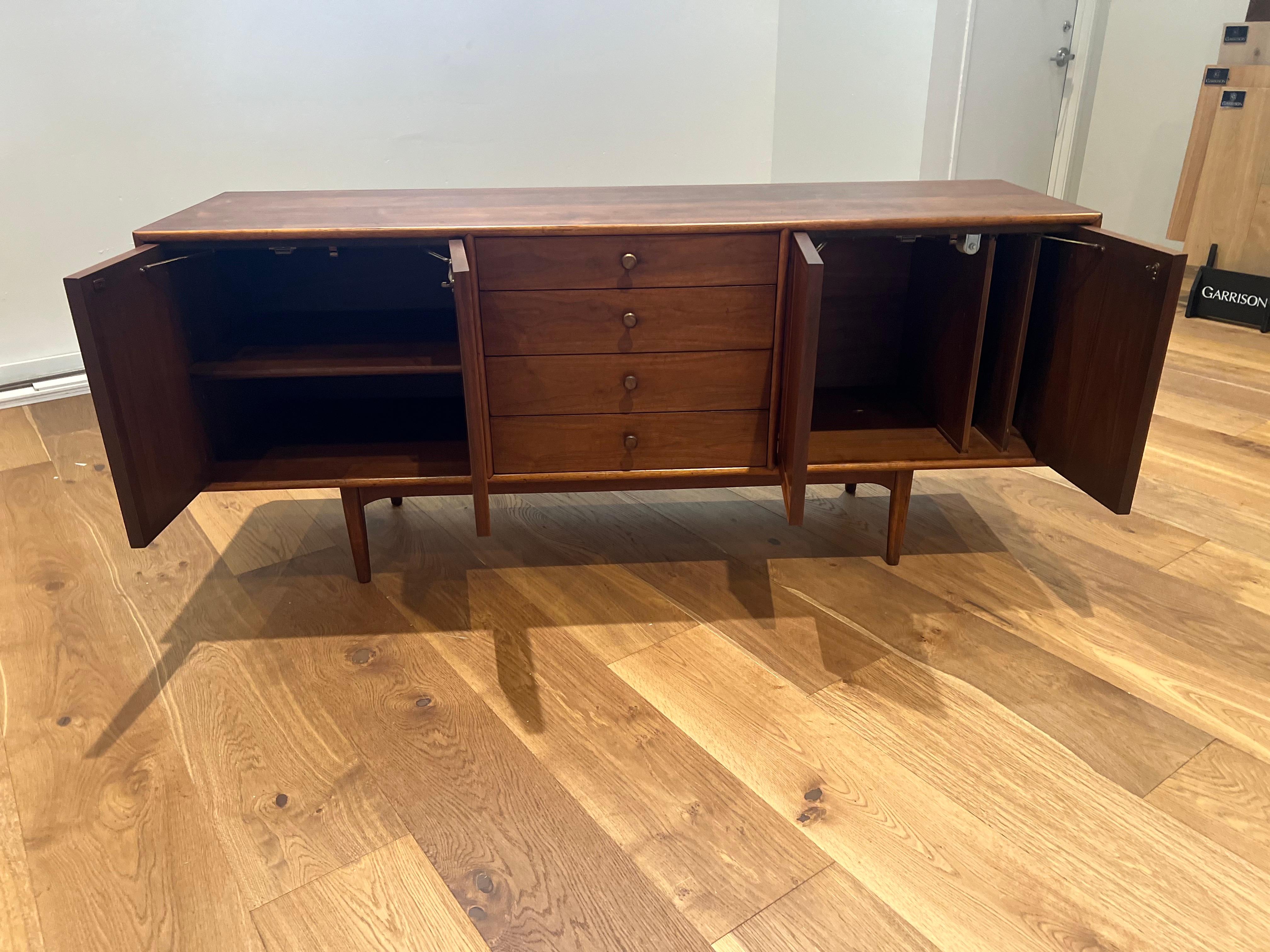 American Mid Century Modern Walnut Drexel Declaration Credenza Kipp Stuart (Messing) im Angebot