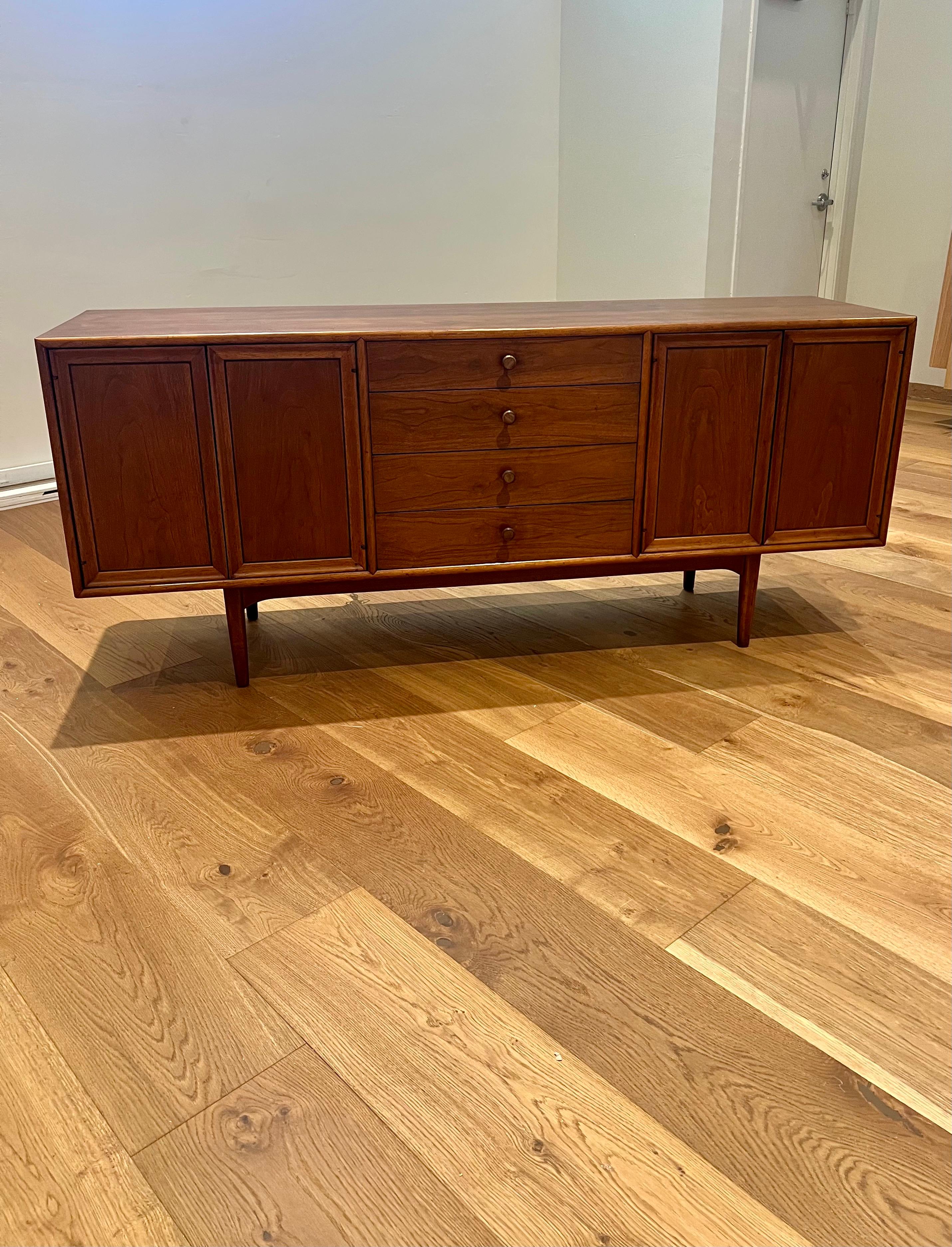 American Mid Century Modern Walnut Drexel Declaration Credenza Kipp Stuart im Angebot 1
