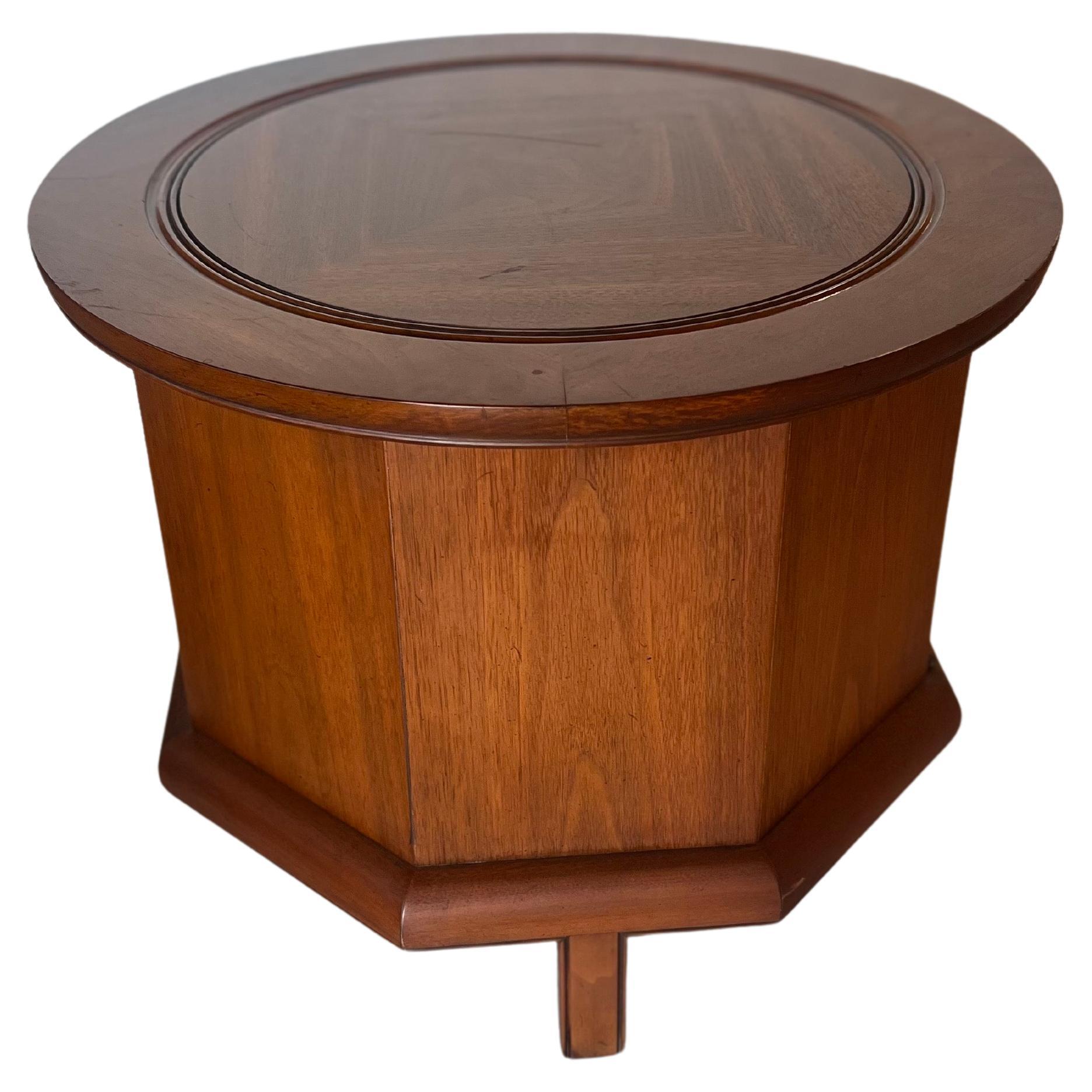 American Mid century Modern Walnut End Cocktail Table In Excellent Condition For Sale In San Diego, CA