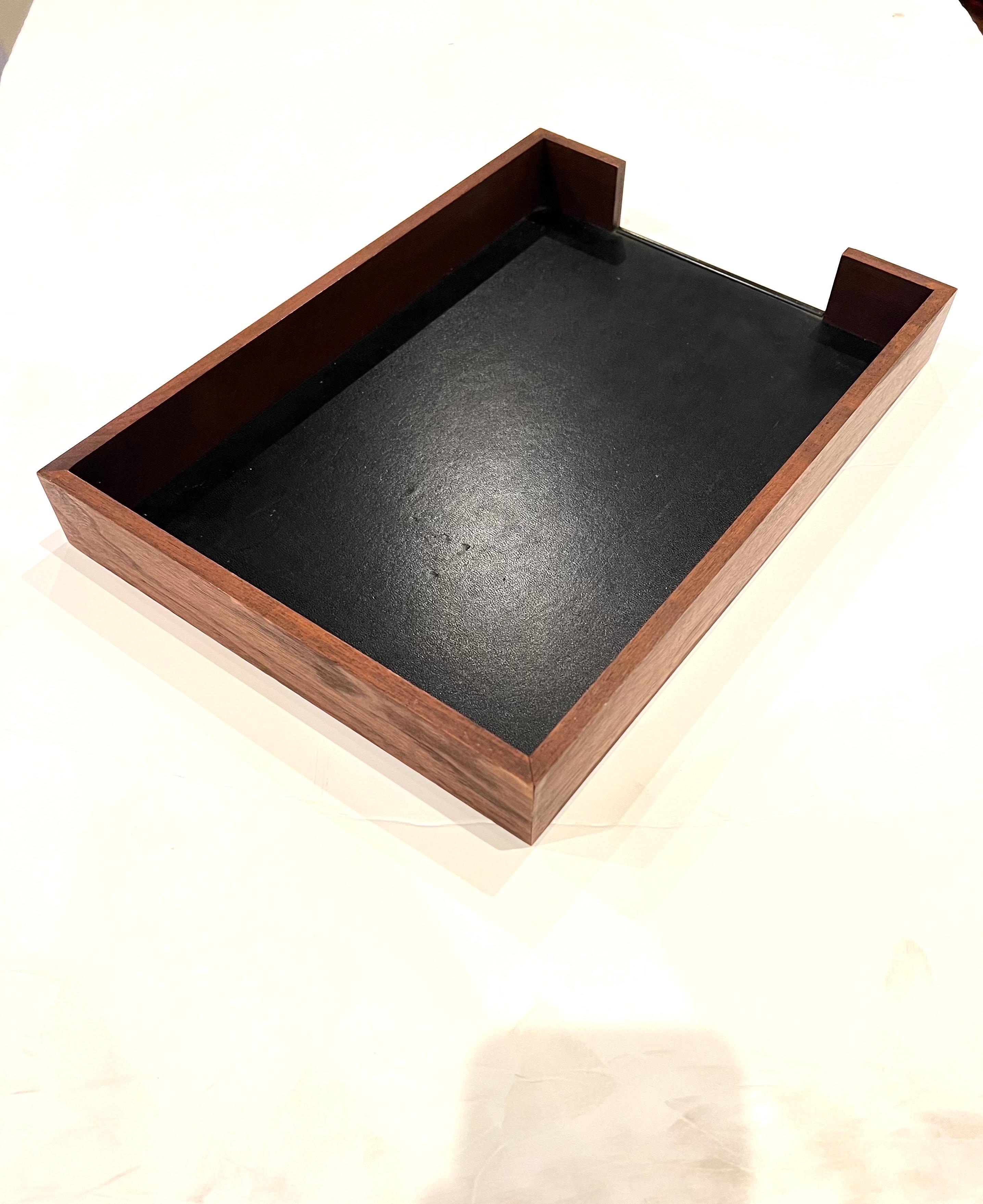 Single letter desk tray with solid walnut walls and leather insert, circa 1970s freshly refinished, Very nice accent to any executives desk! California design.
  
